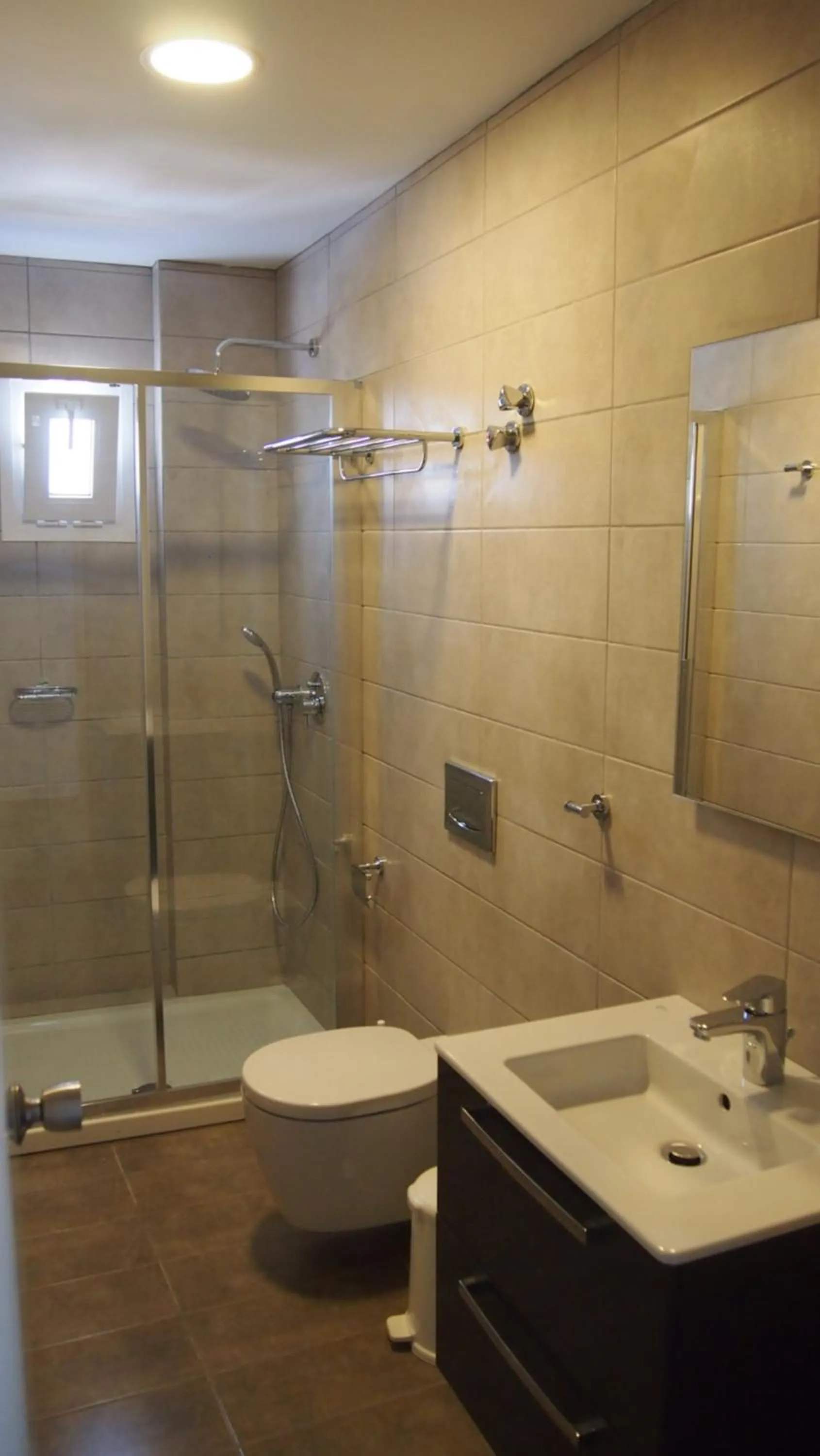 Shower in Homer's Inn Hotel