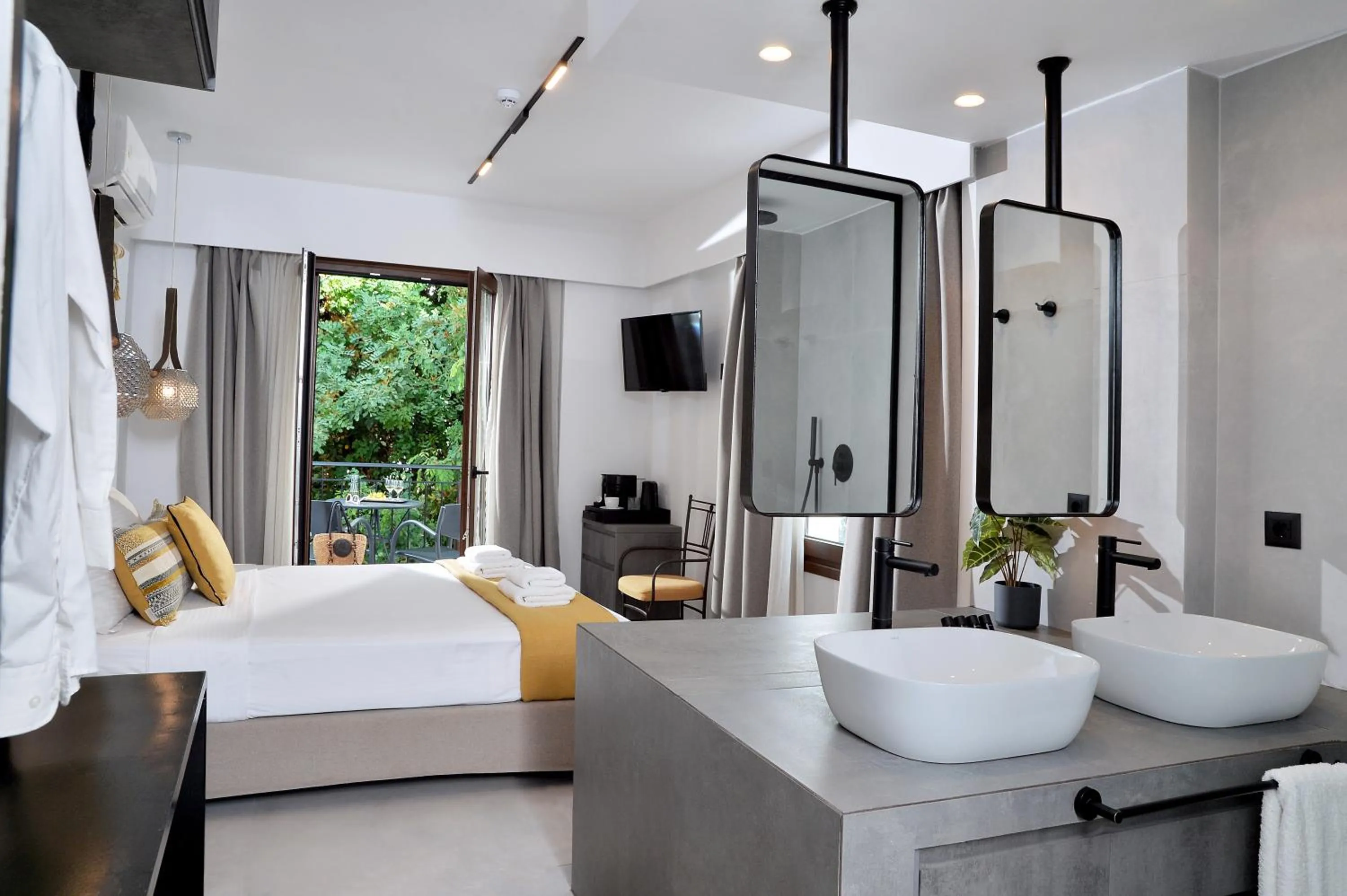 Photo of the whole room, Bed in Yianna Hotel