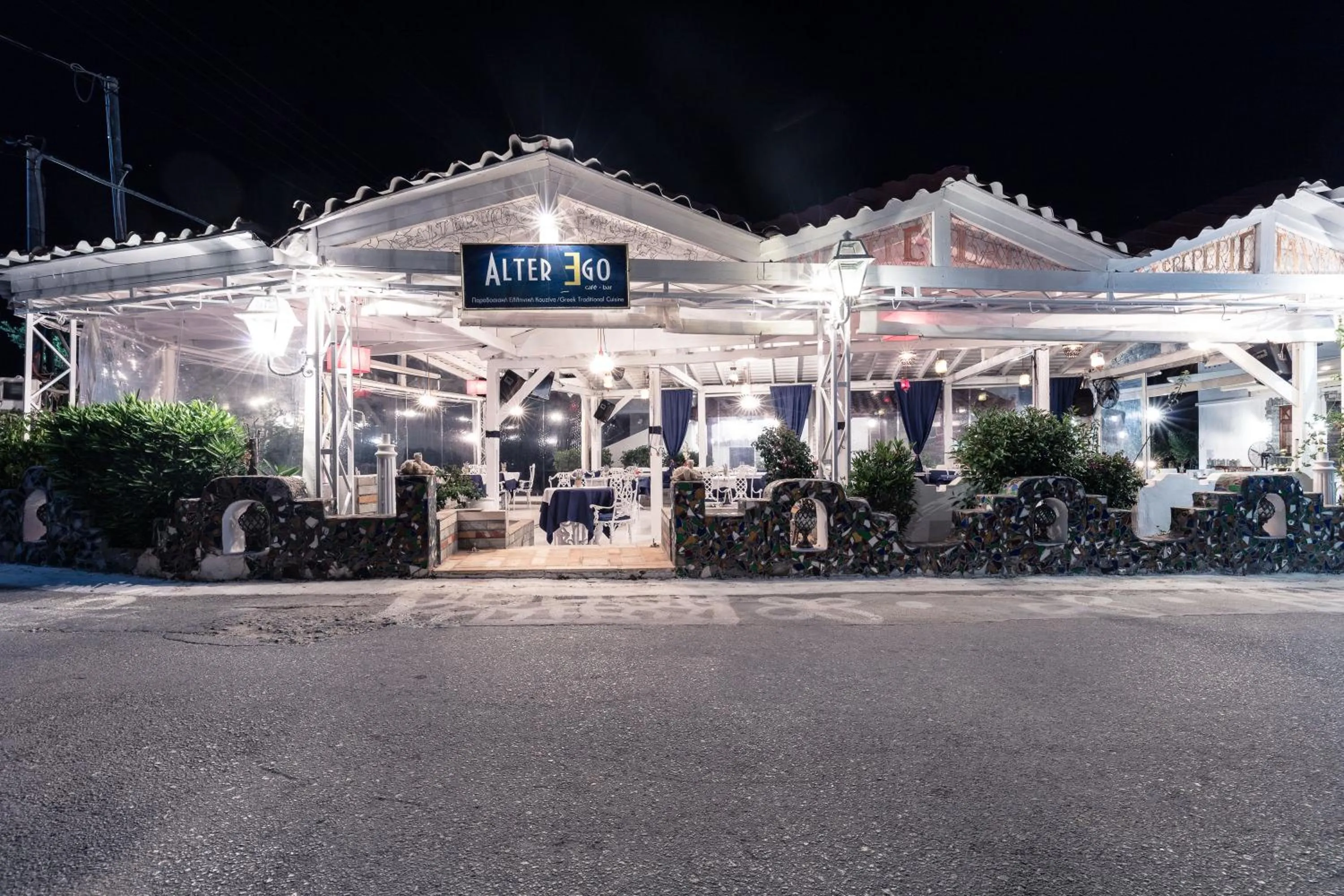 Restaurant/places to eat in Yianna Hotel