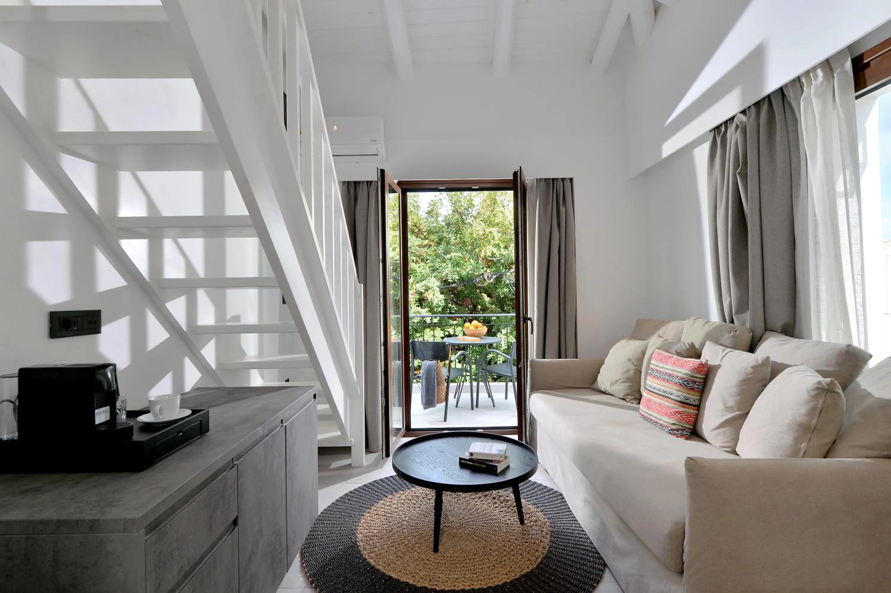 Living room in Yianna Hotel