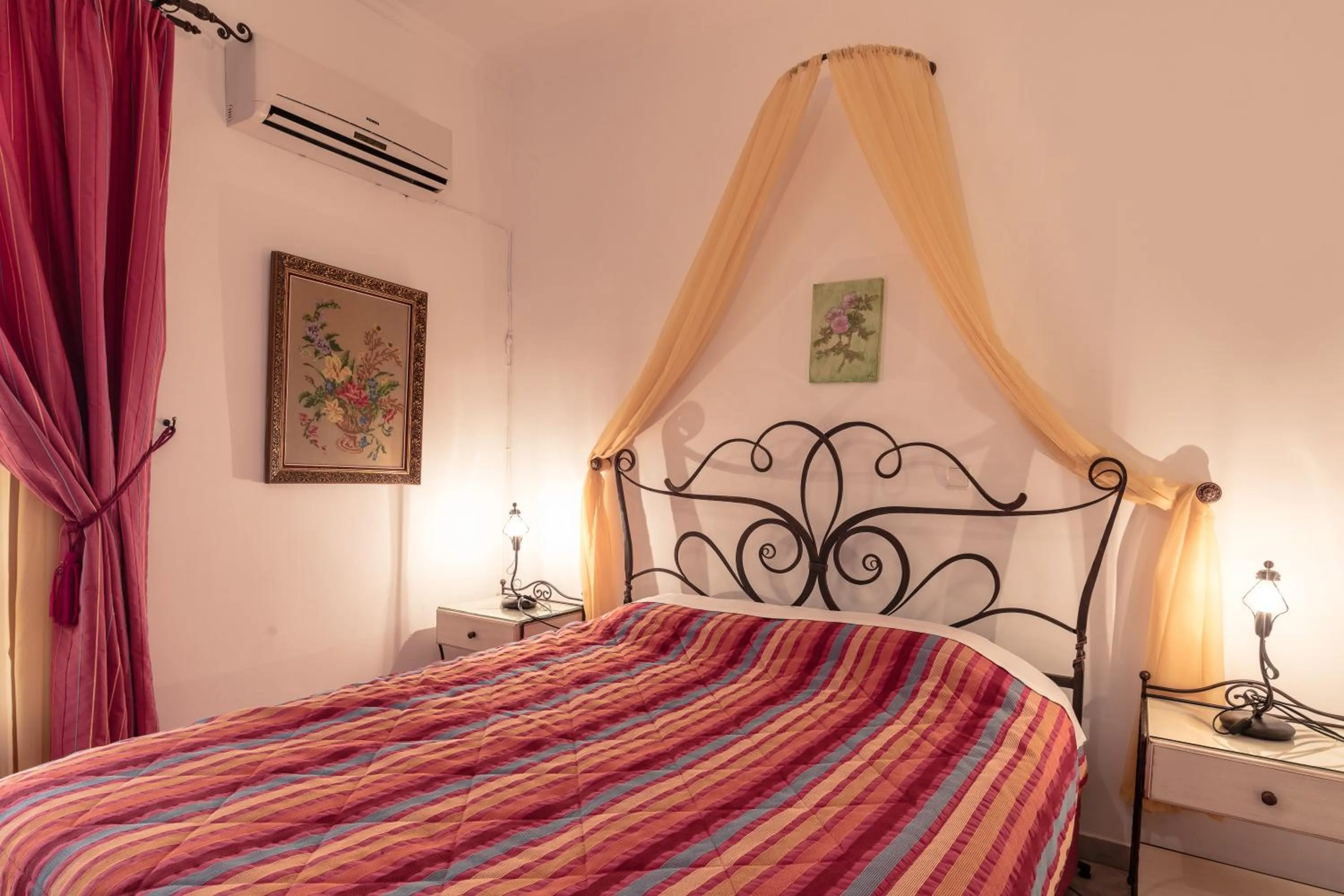 TV and multimedia, Bed in Yianna Hotel