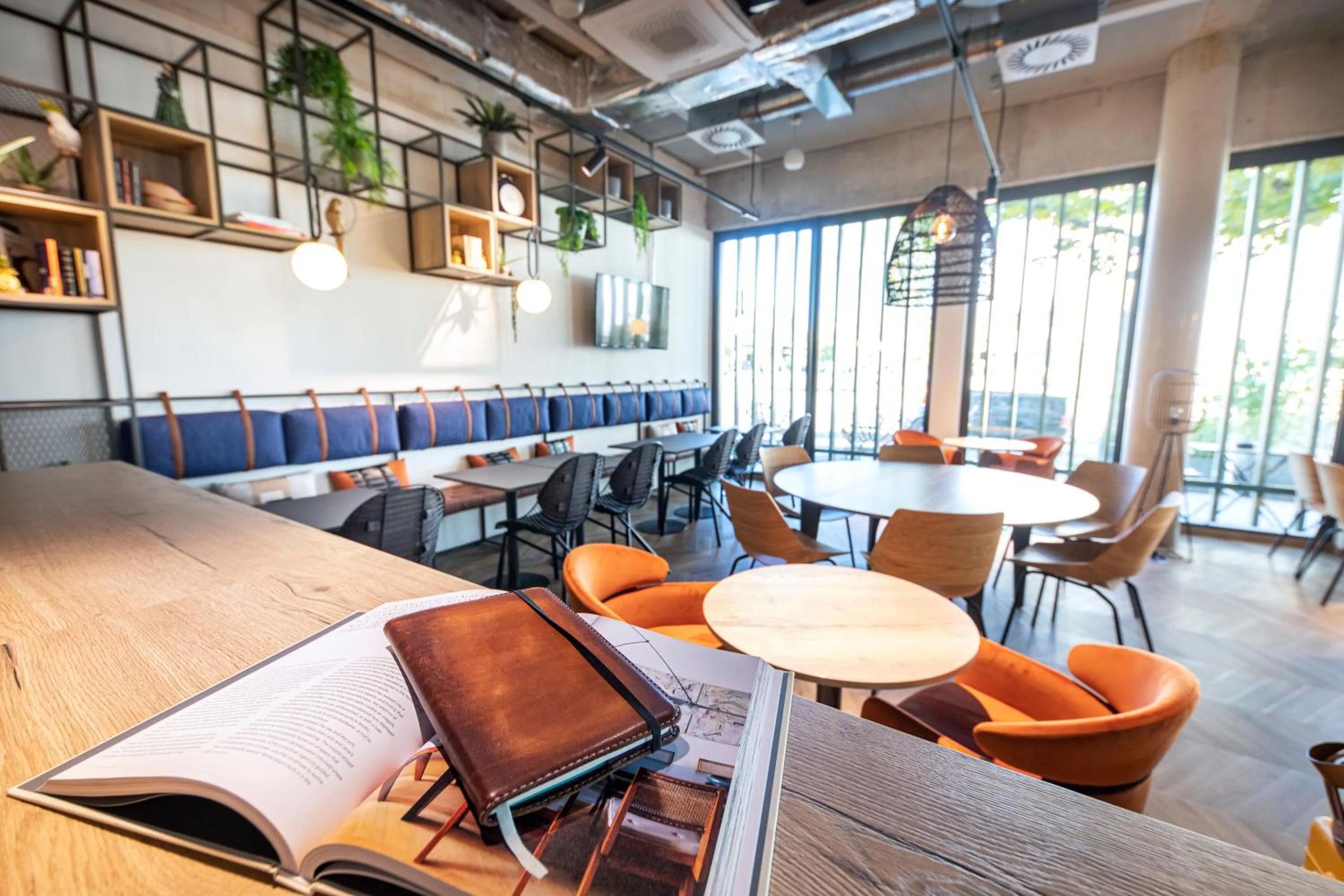 Restaurant/places to eat in LOGINN Hotel Waiblingen