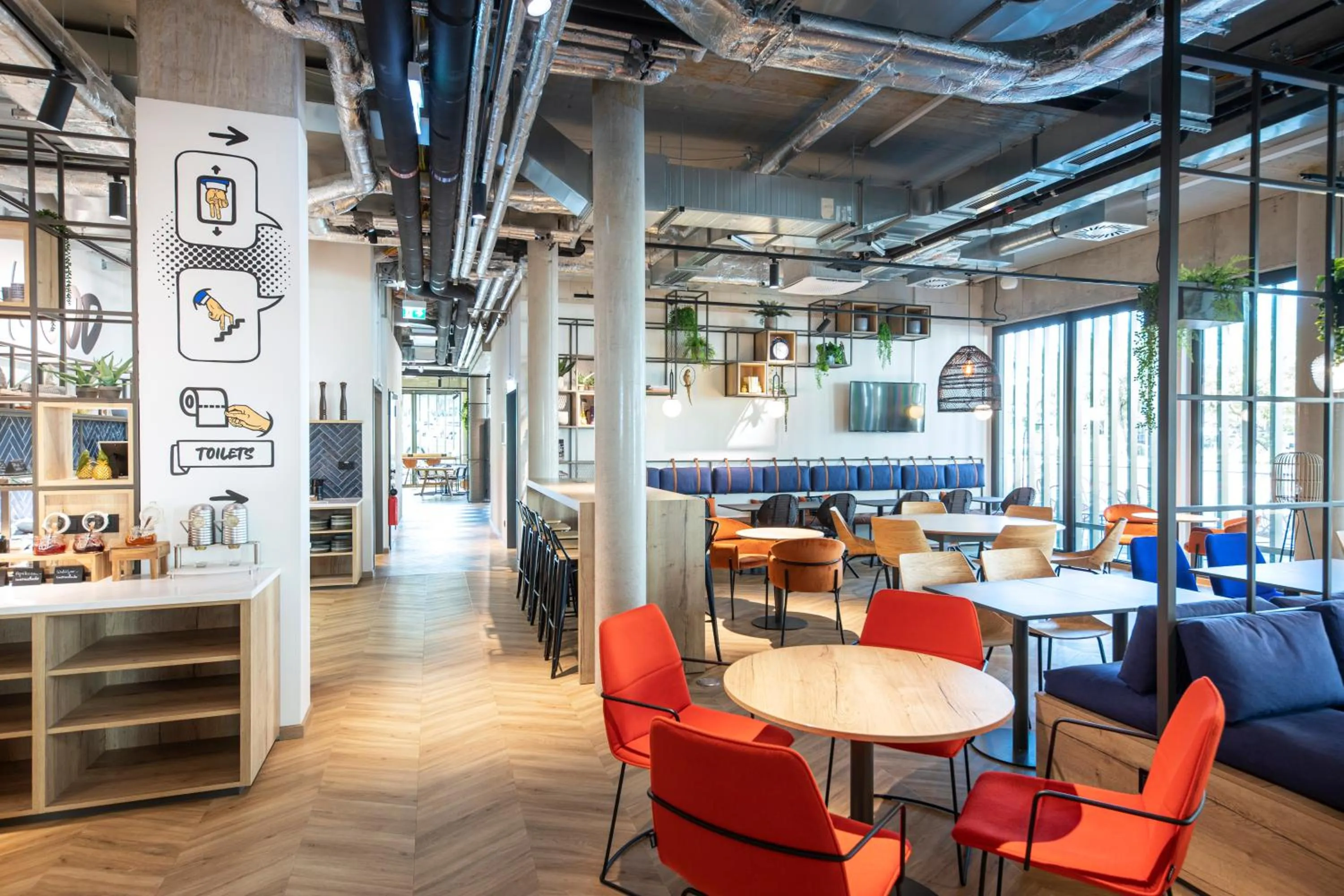 Lobby or reception in LOGINN Hotel Waiblingen