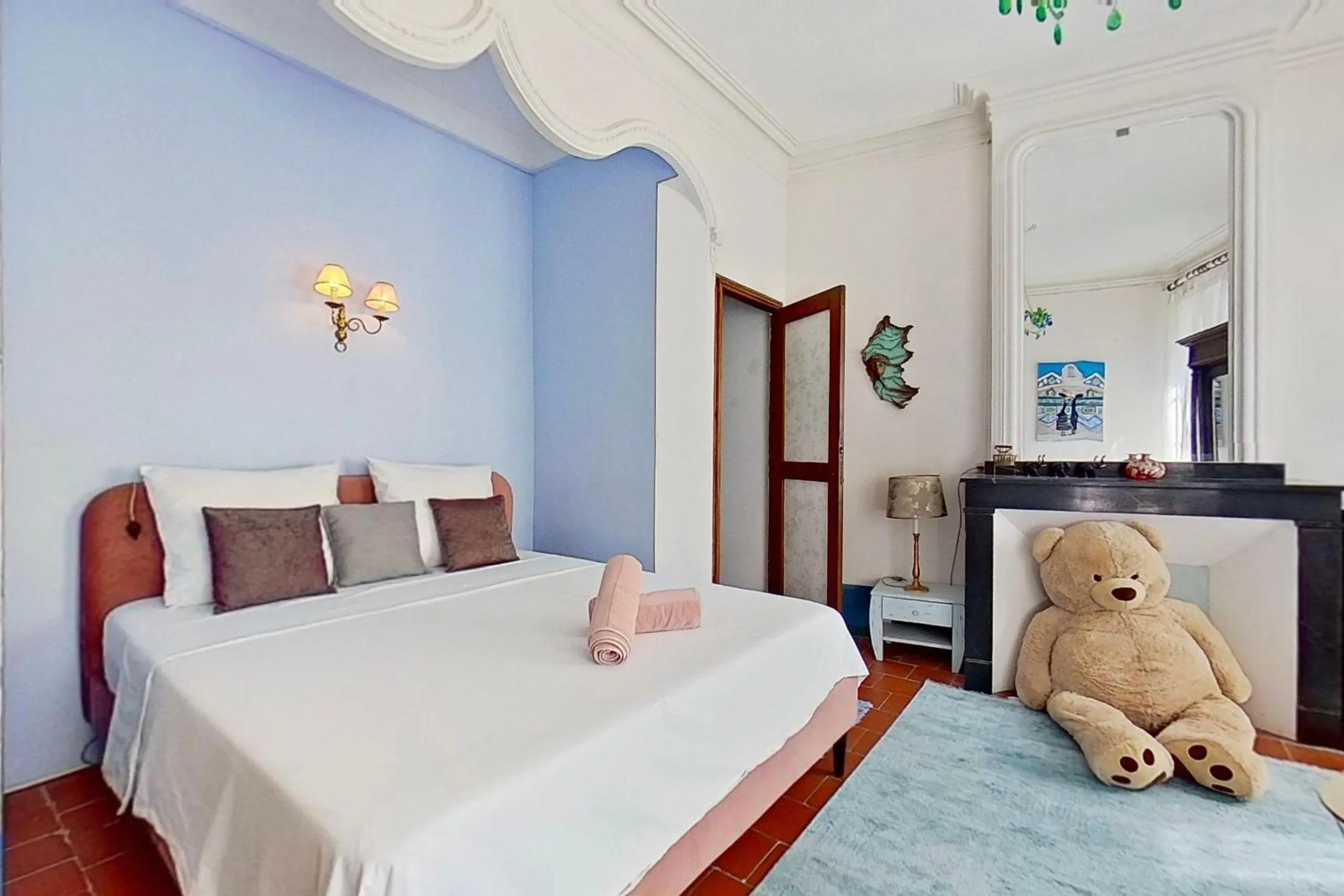 Bedroom, Bed in Les 2 Drôles d'Oiseaux