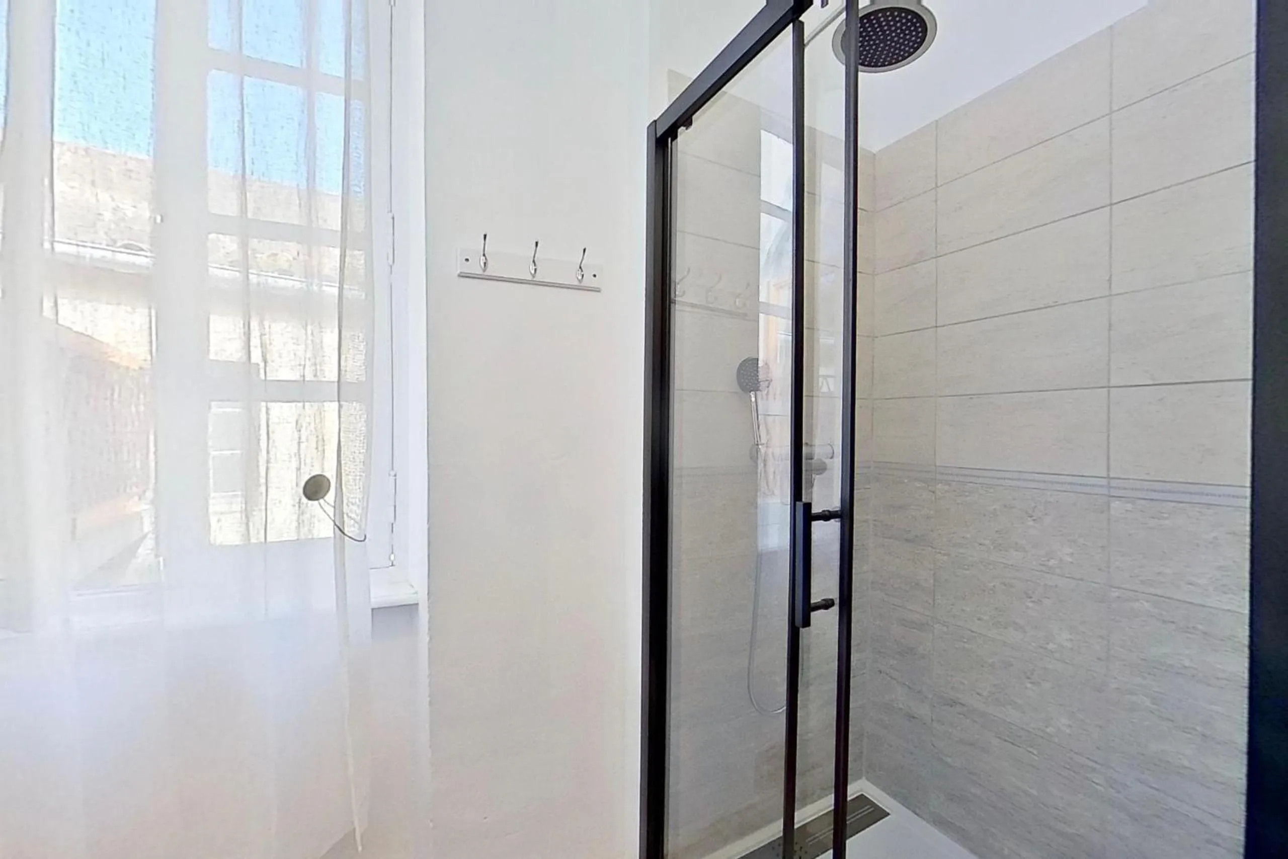 Shower in Les 2 Drôles d'Oiseaux