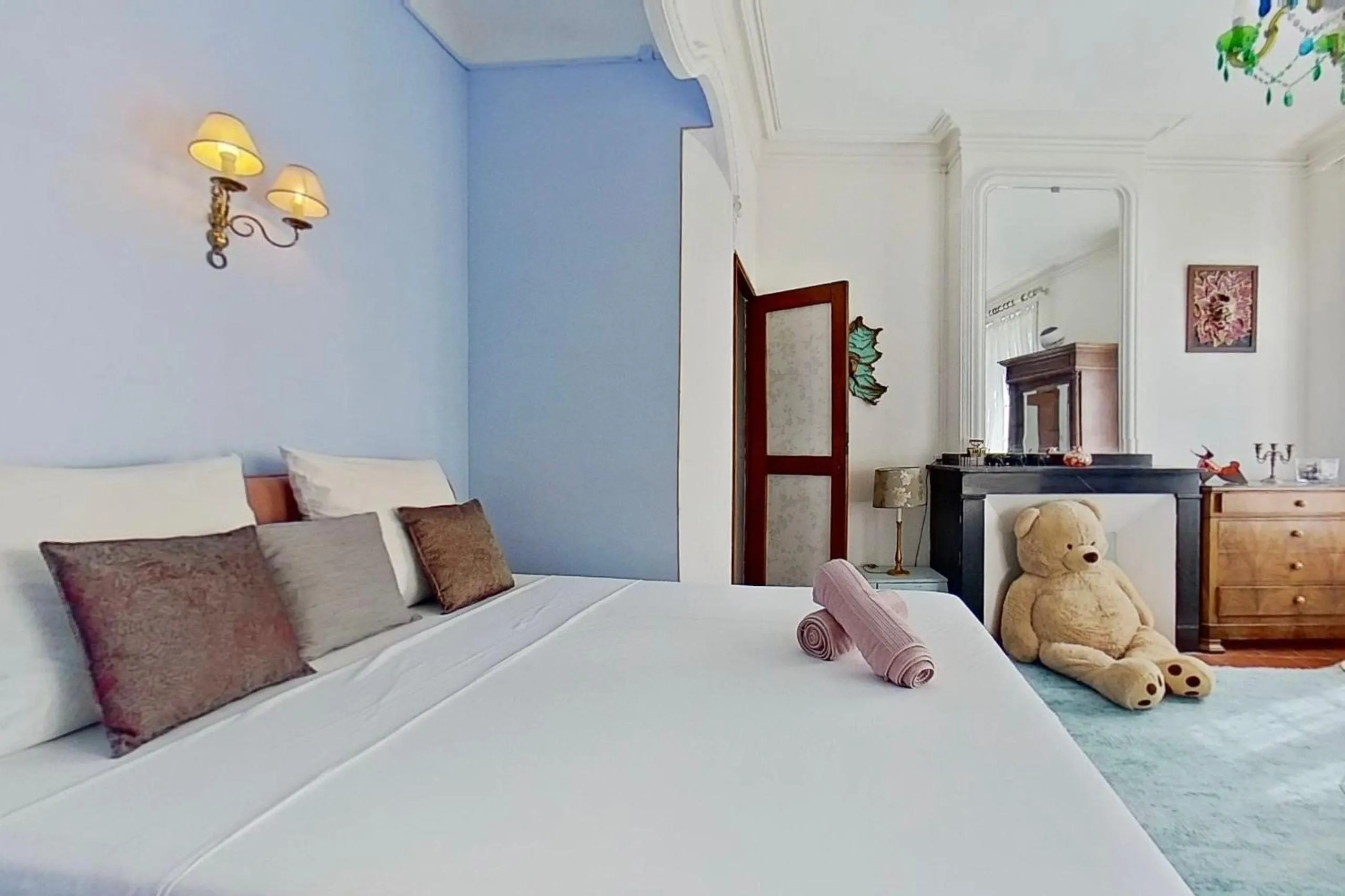 Bedroom, Bed in Les 2 Drôles d'Oiseaux