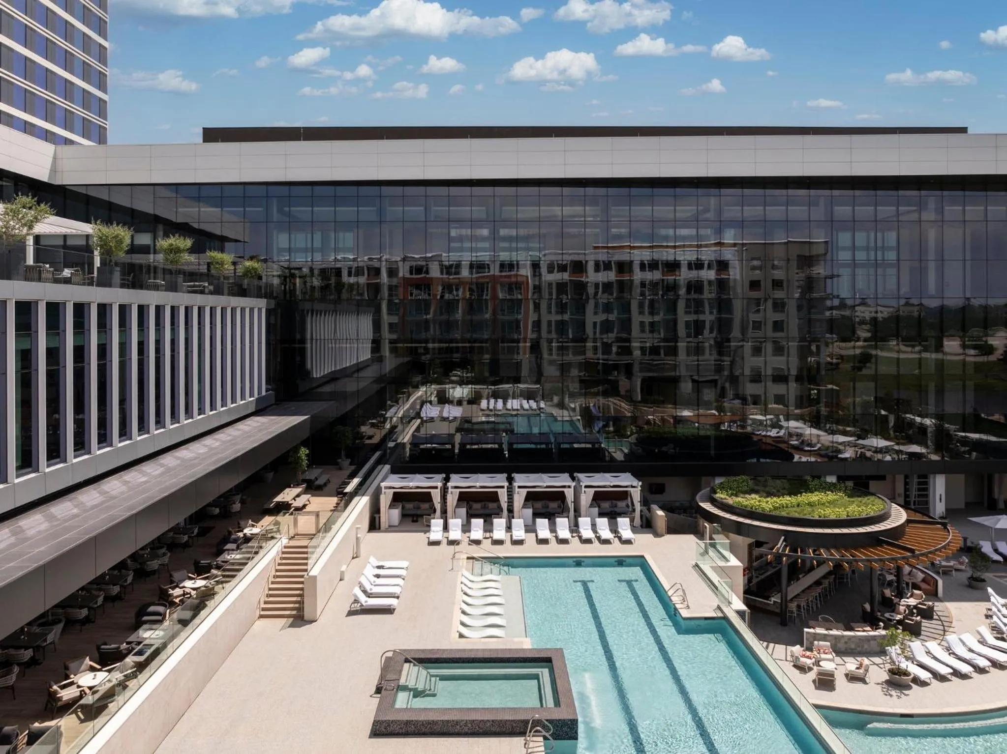 Swimming pool in Loews Arlington Hotel