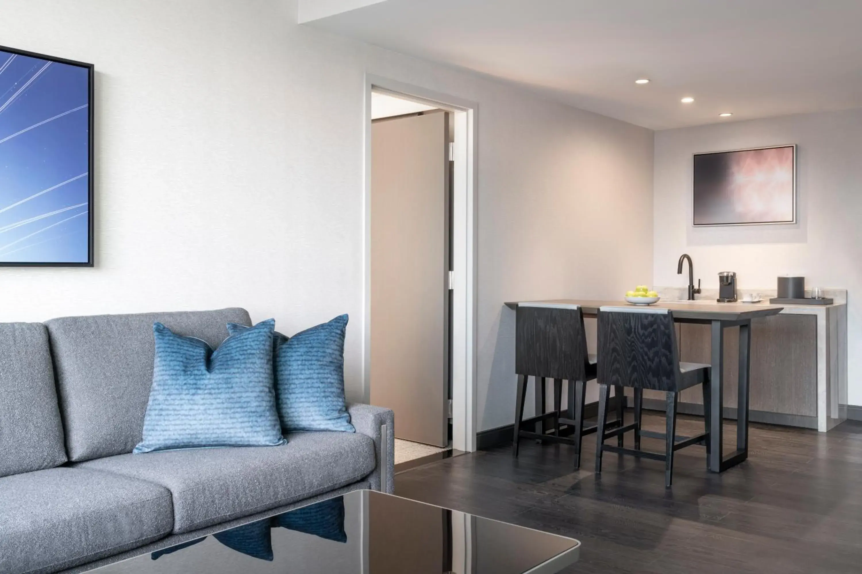 Grand Corner Suite 2 Queens in Loews Arlington Hotel Grand Corner Suite 2 Queens in Loews Arlington Hotel