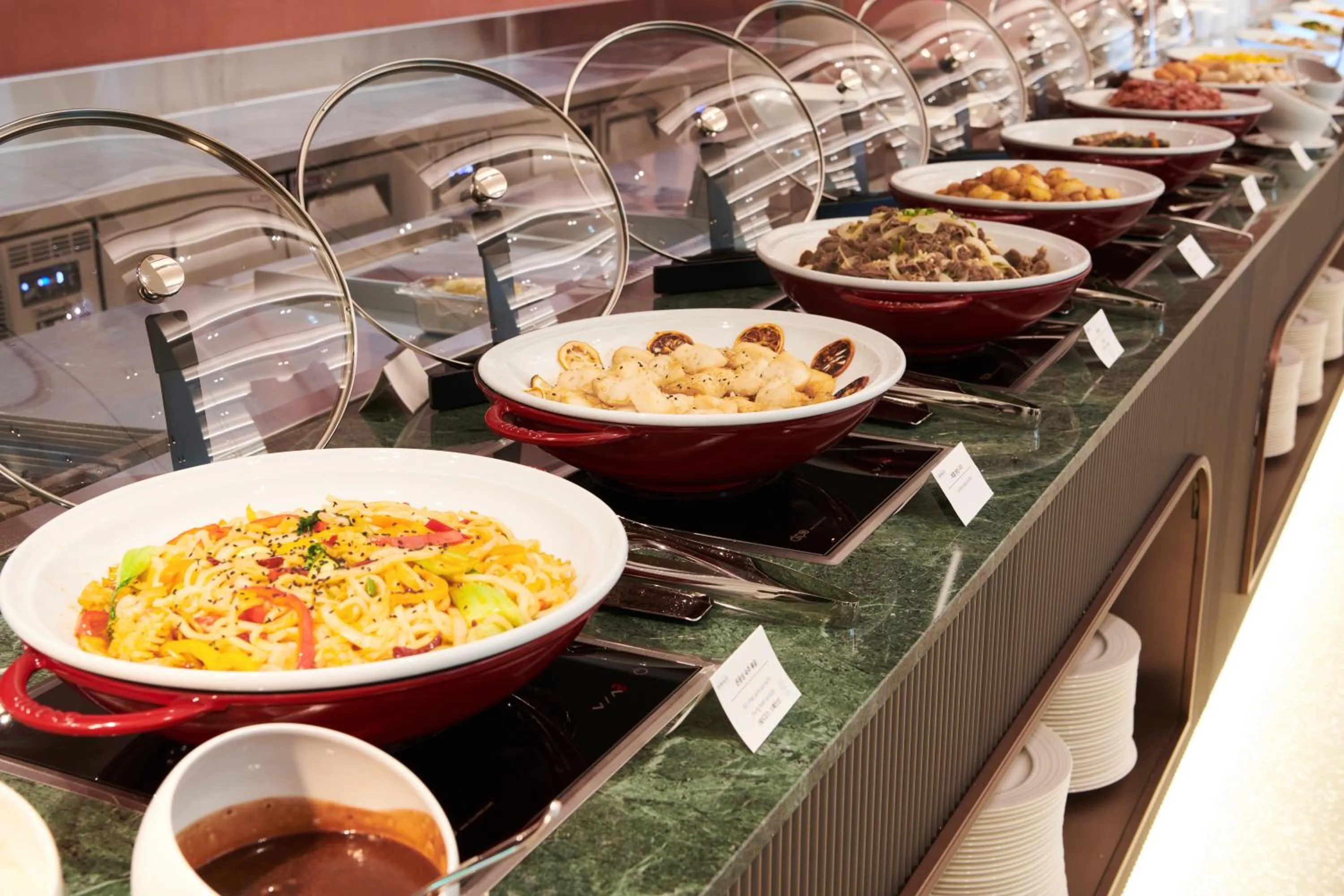 Restaurant/places to eat in Nine Tree Premier ROKAUS Hotel Seoul Yongsan