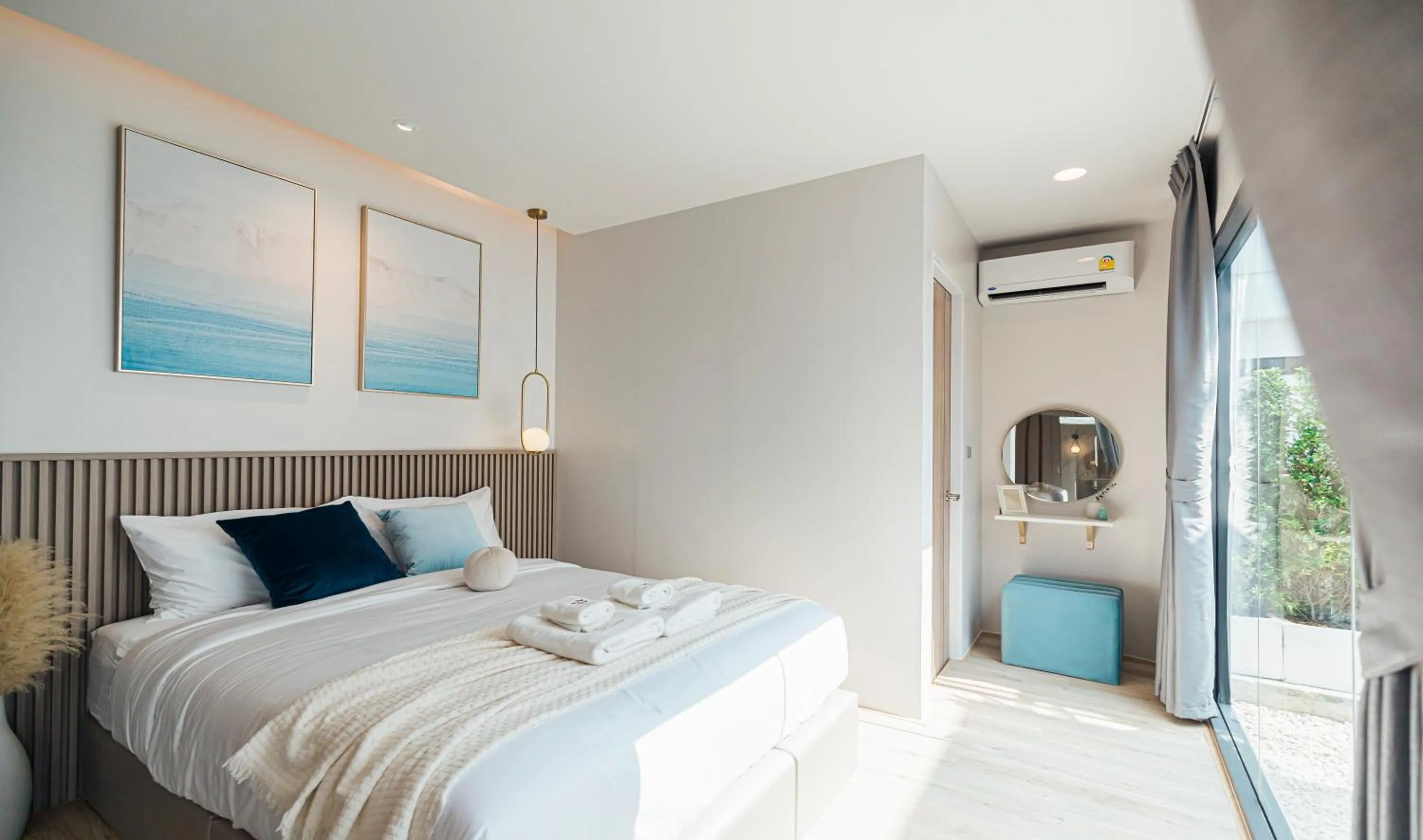 Bed in Sea Season Pool Villa Pattaya