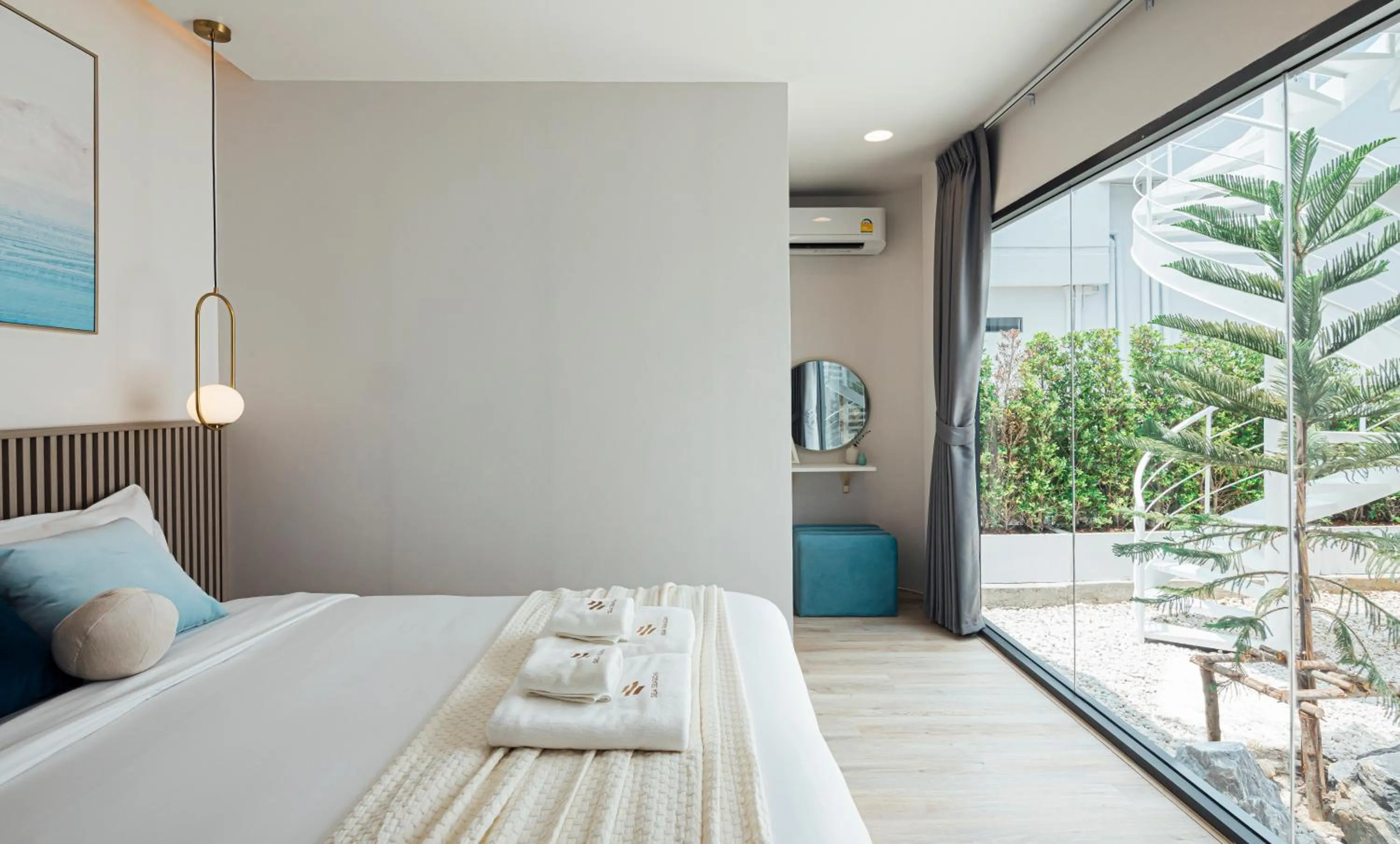 Bed in Sea Season Pool Villa Pattaya