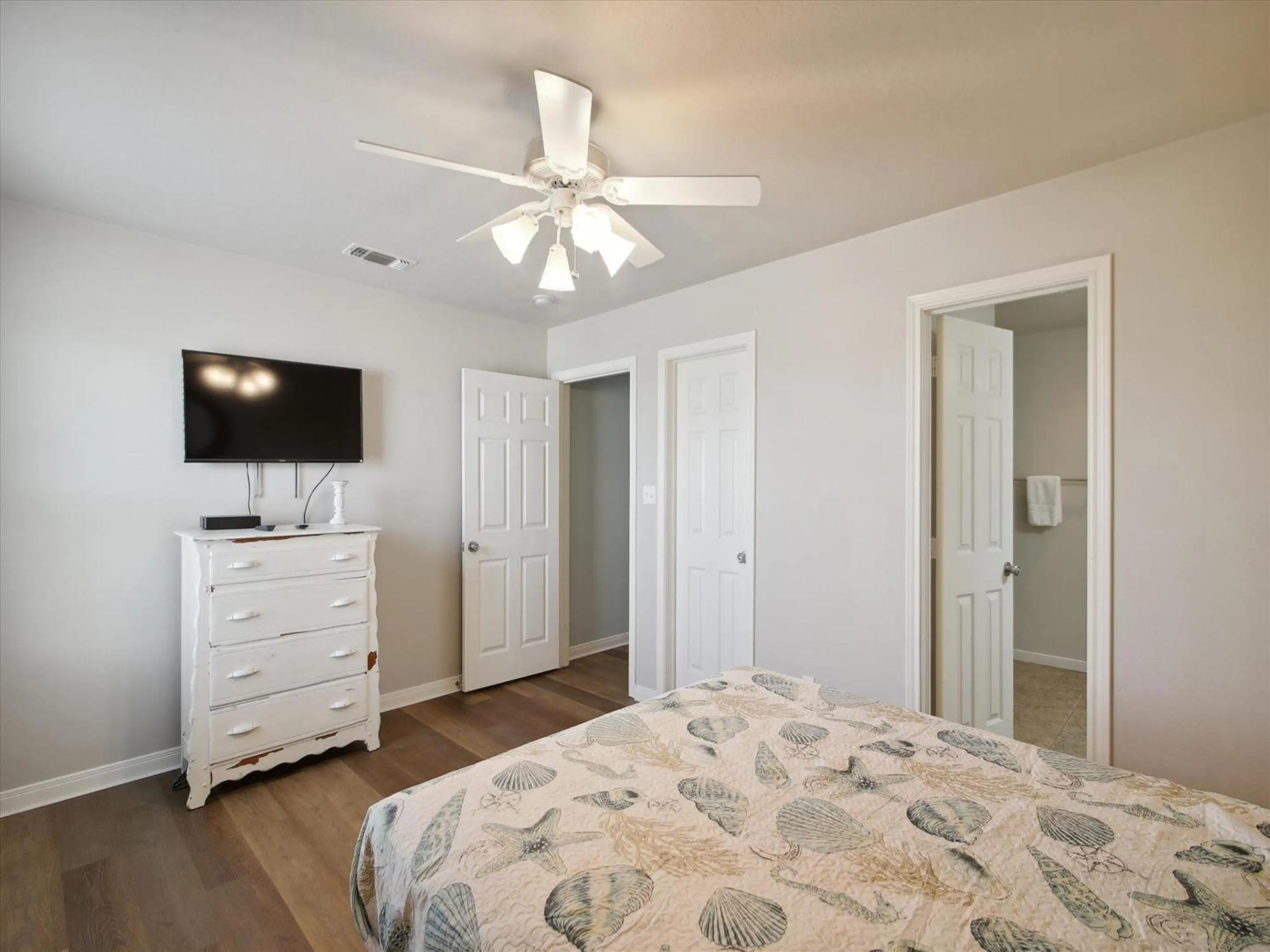 Property building, Bed in Vitamin Sea Retreat