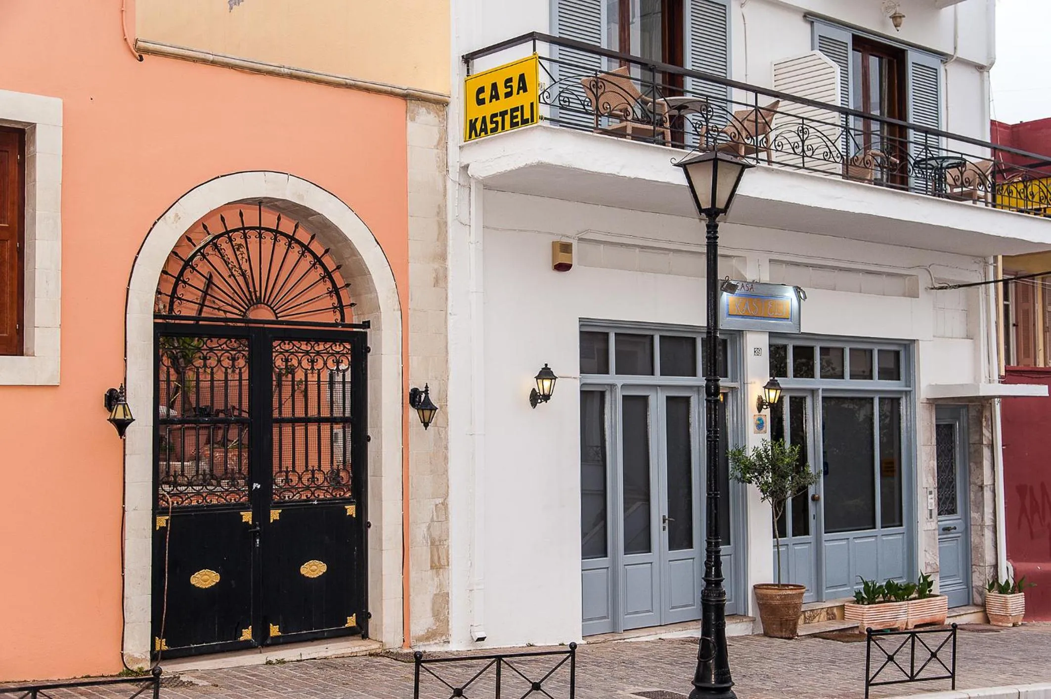 Facade/entrance in Casa Kasteli