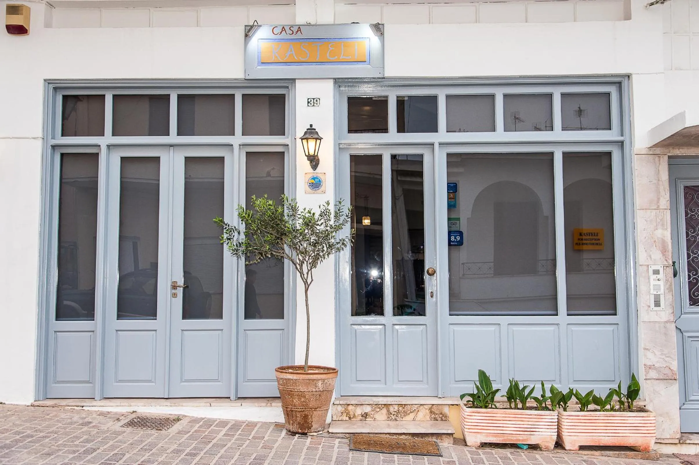 Facade/entrance in Casa Kasteli