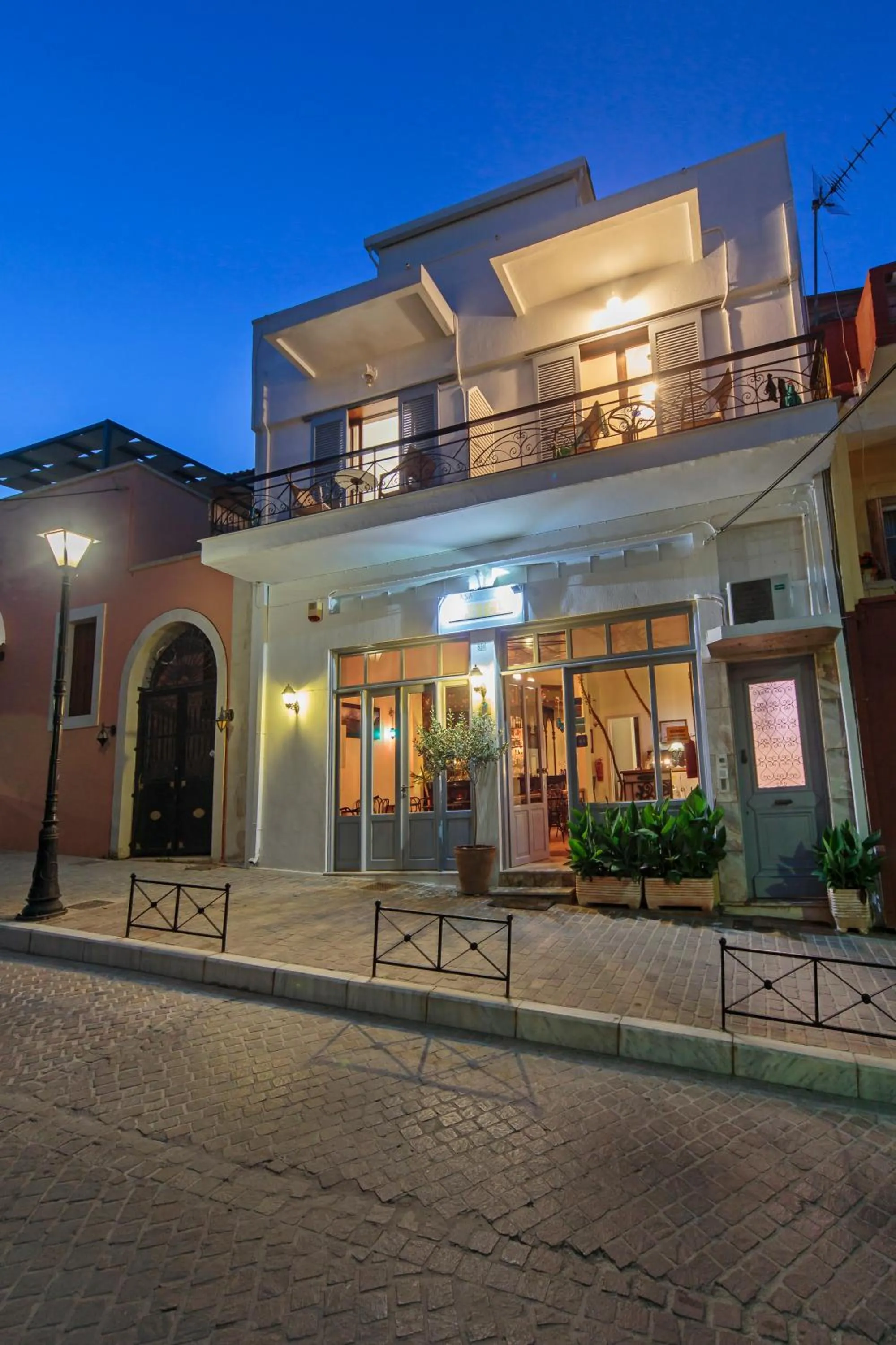 Facade/entrance in Casa Kasteli