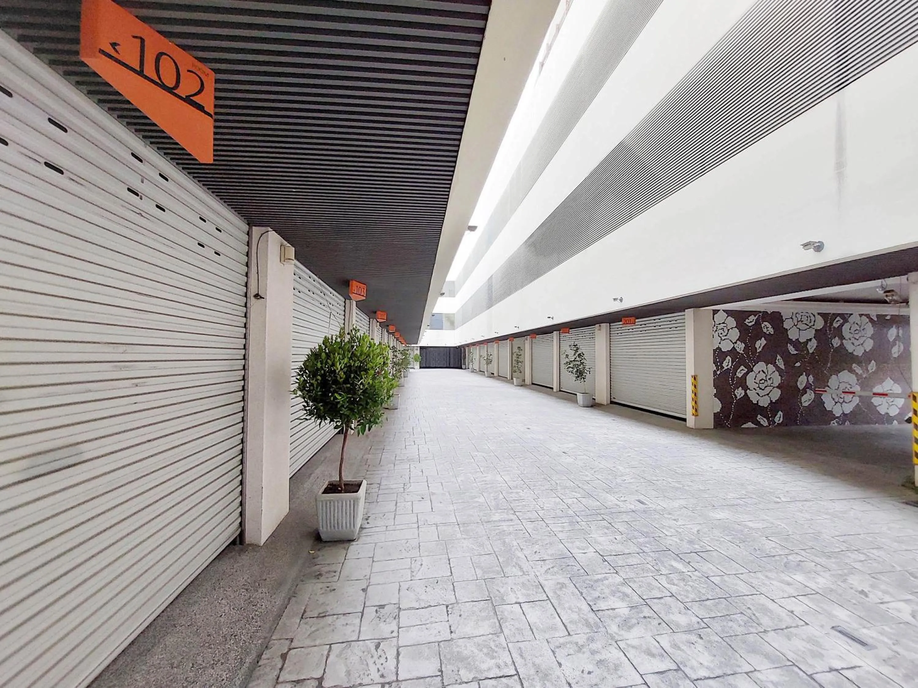 Parking in Elysees Motel