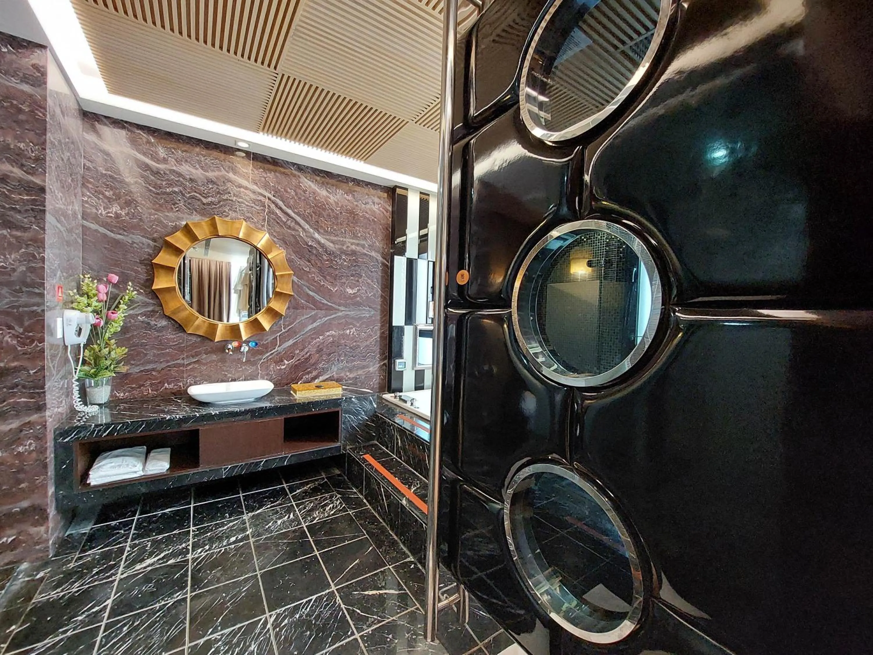 Bathroom in Elysees Motel