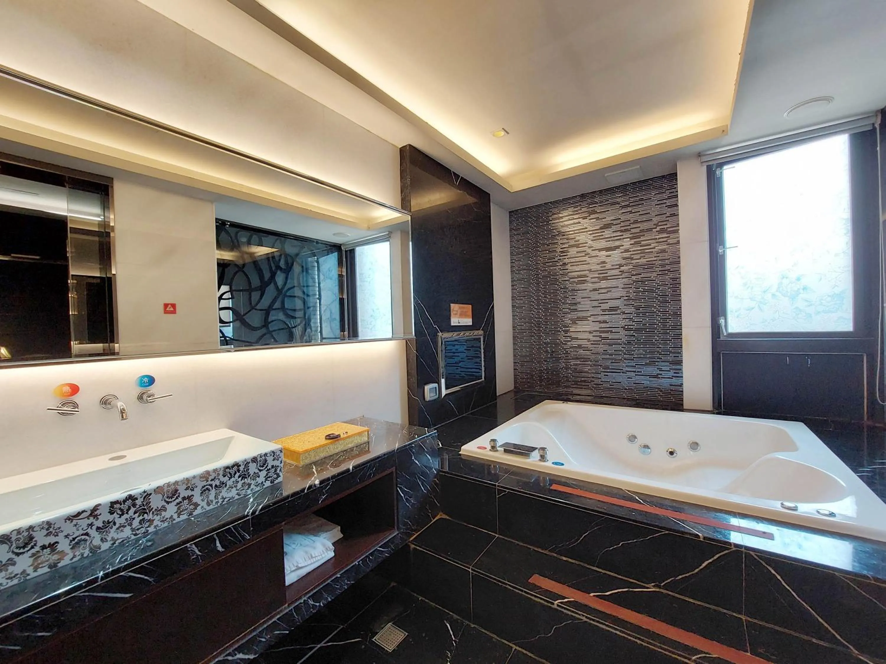 Bathroom in Elysees Motel