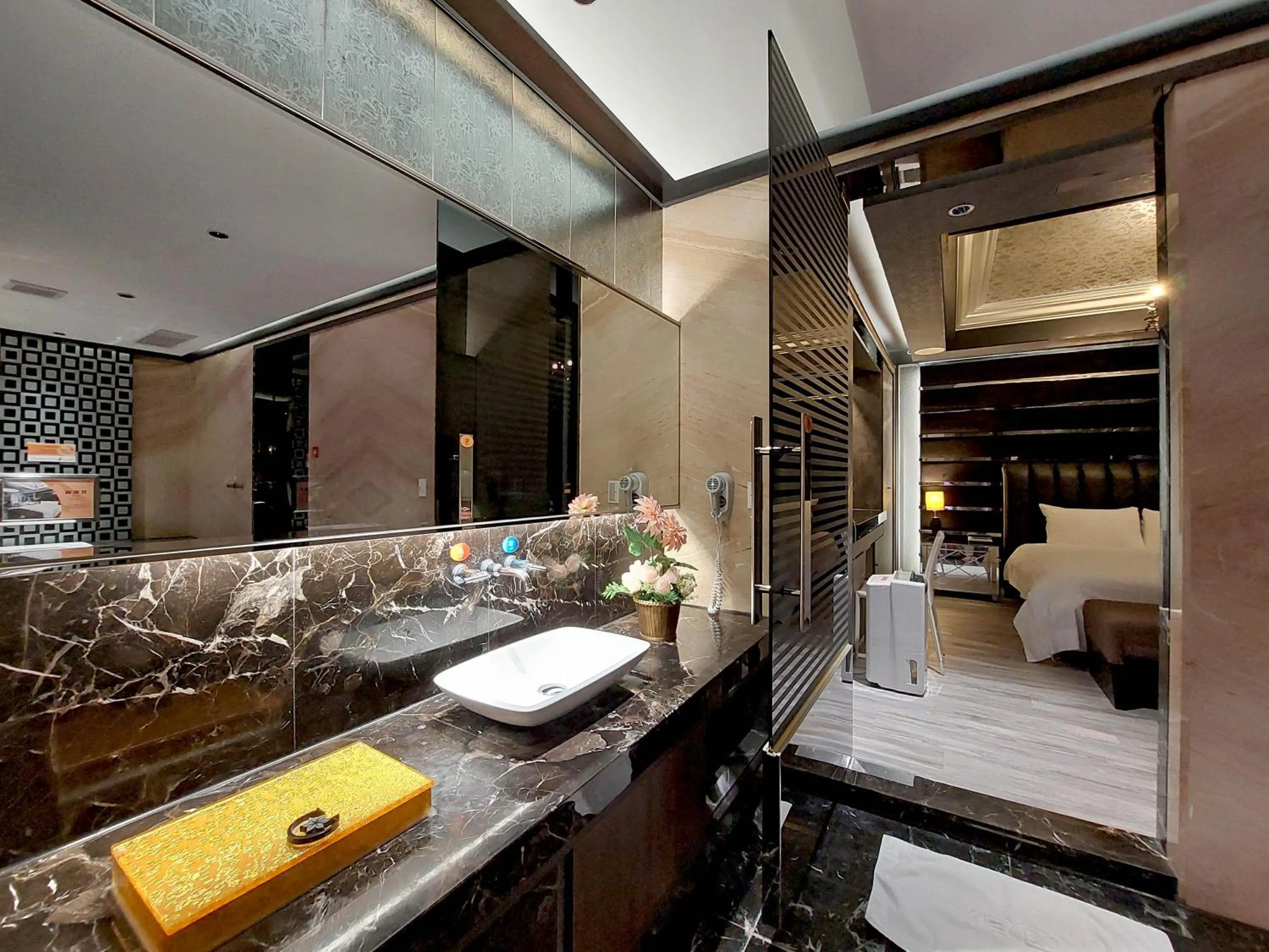 Bathroom in Elysees Motel