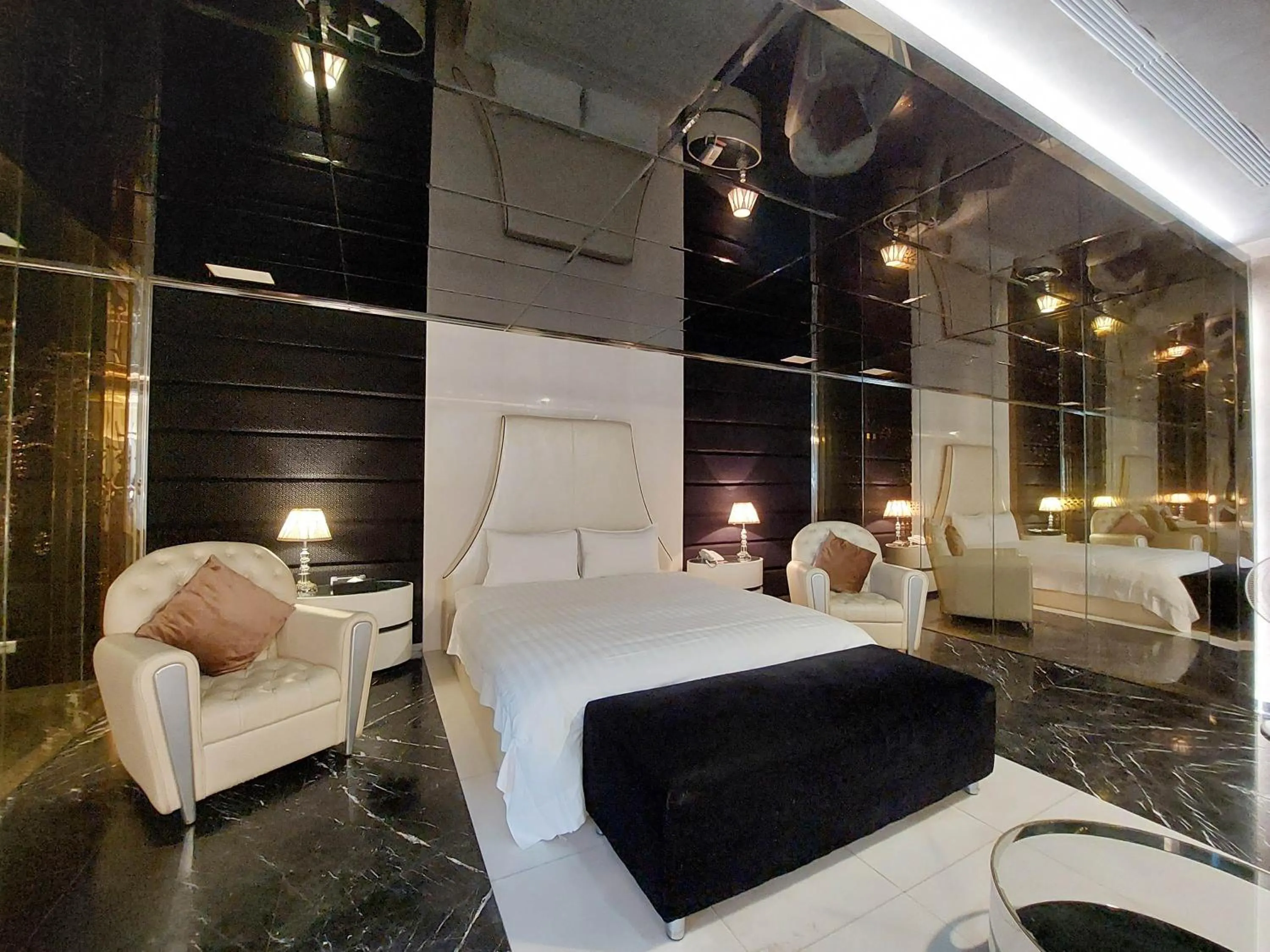 Photo of the whole room in Elysees Motel