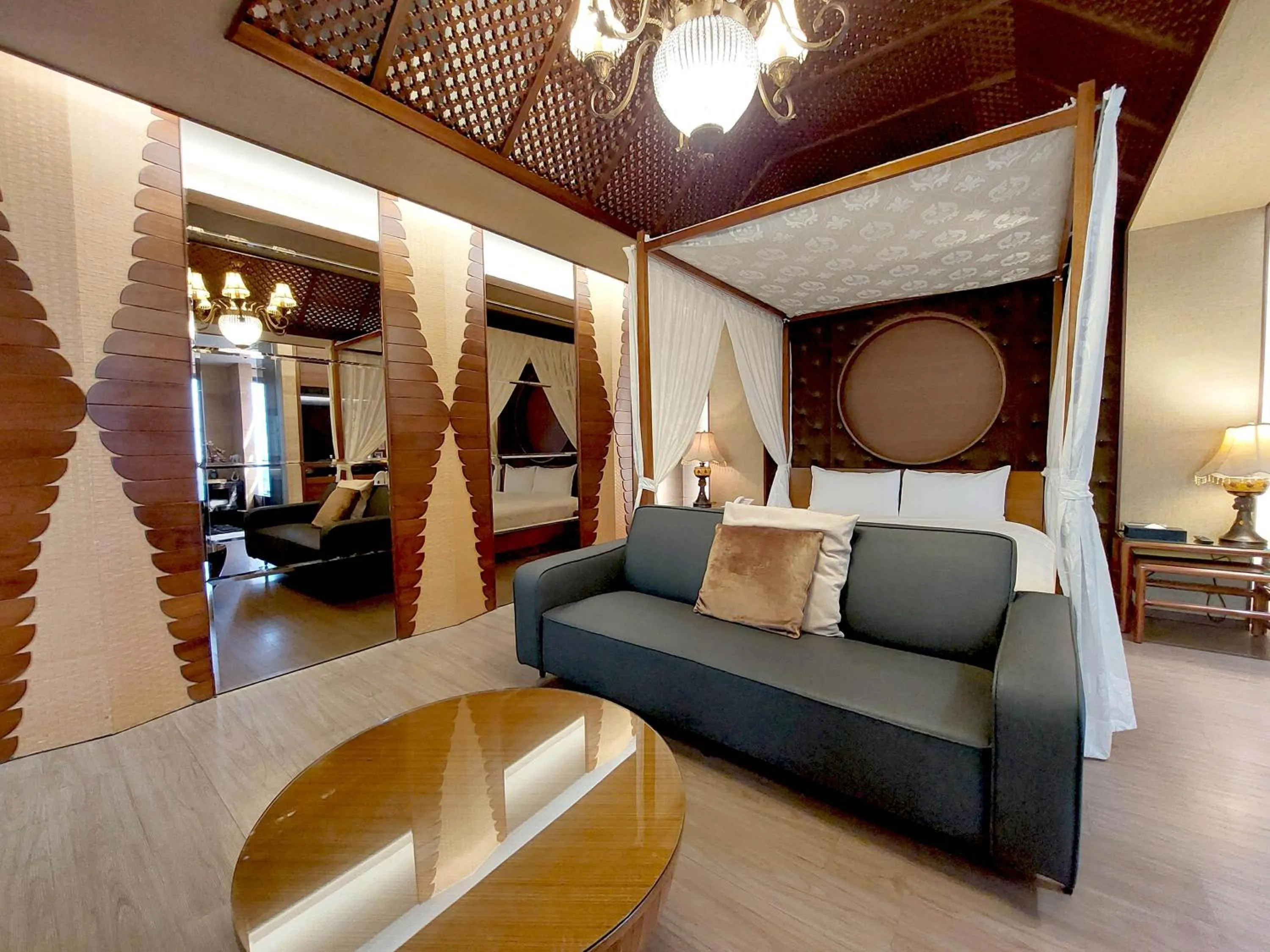 Photo of the whole room in Elysees Motel