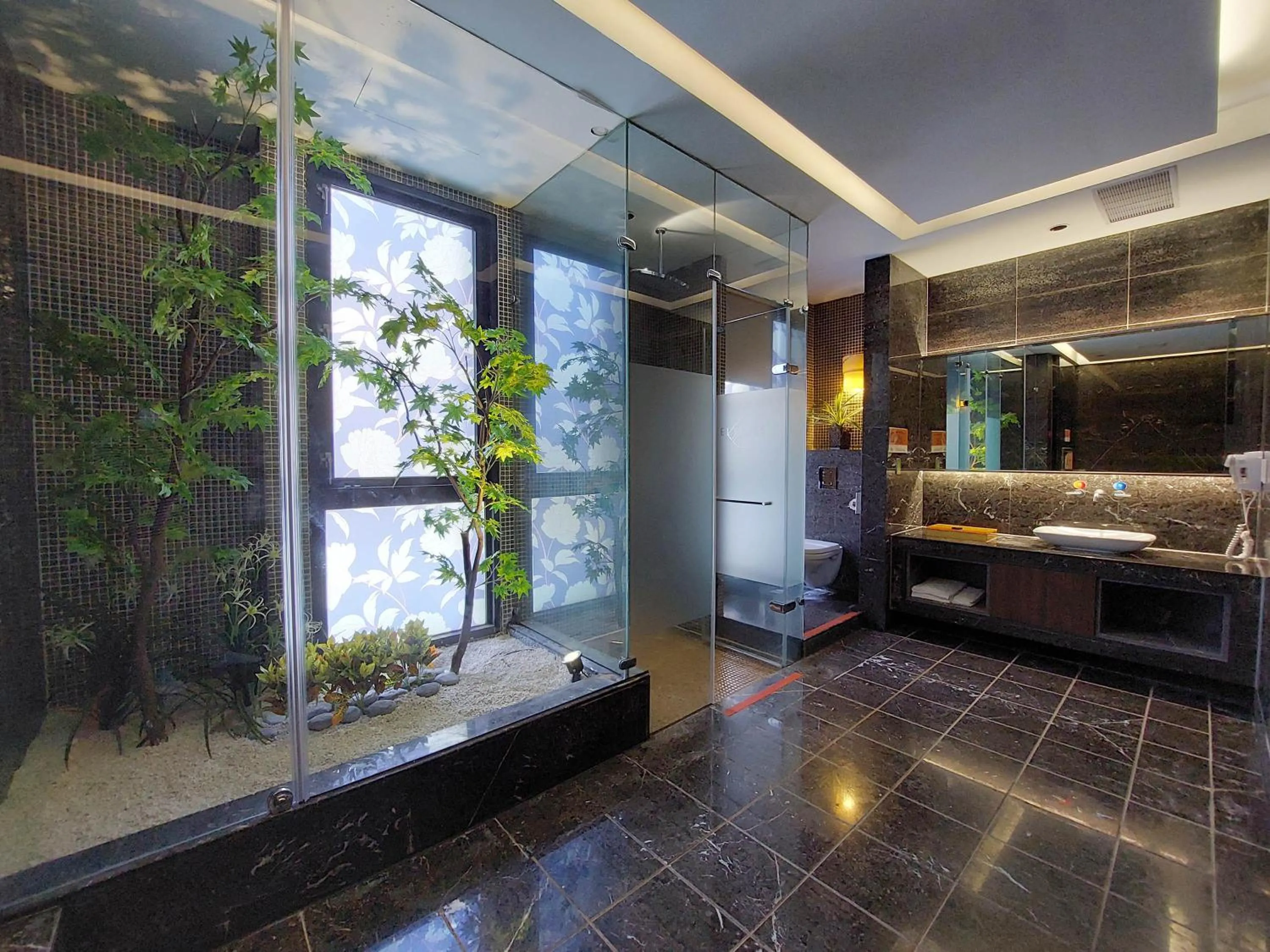 Bathroom in Elysees Motel