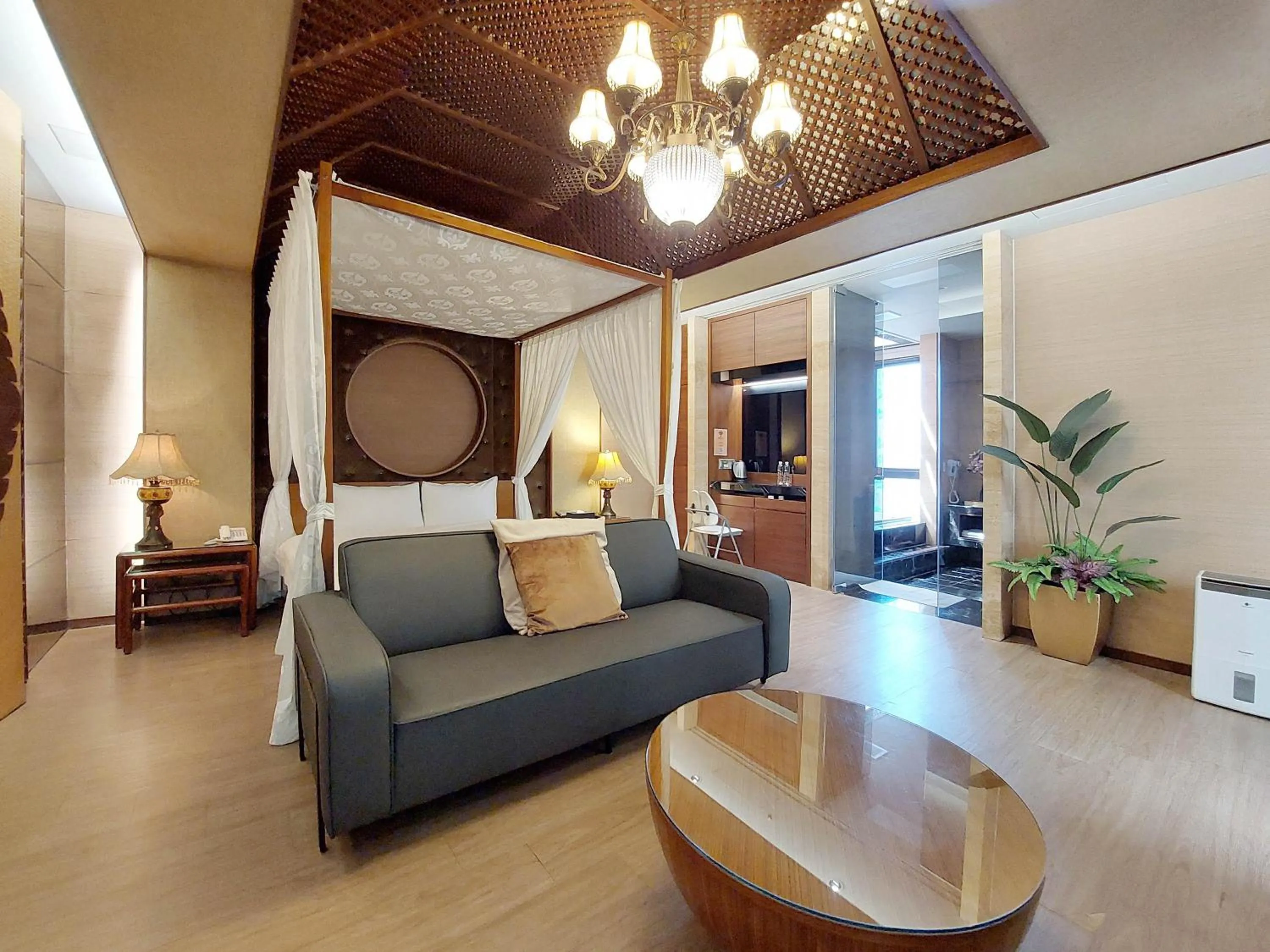 Photo of the whole room in Elysees Motel