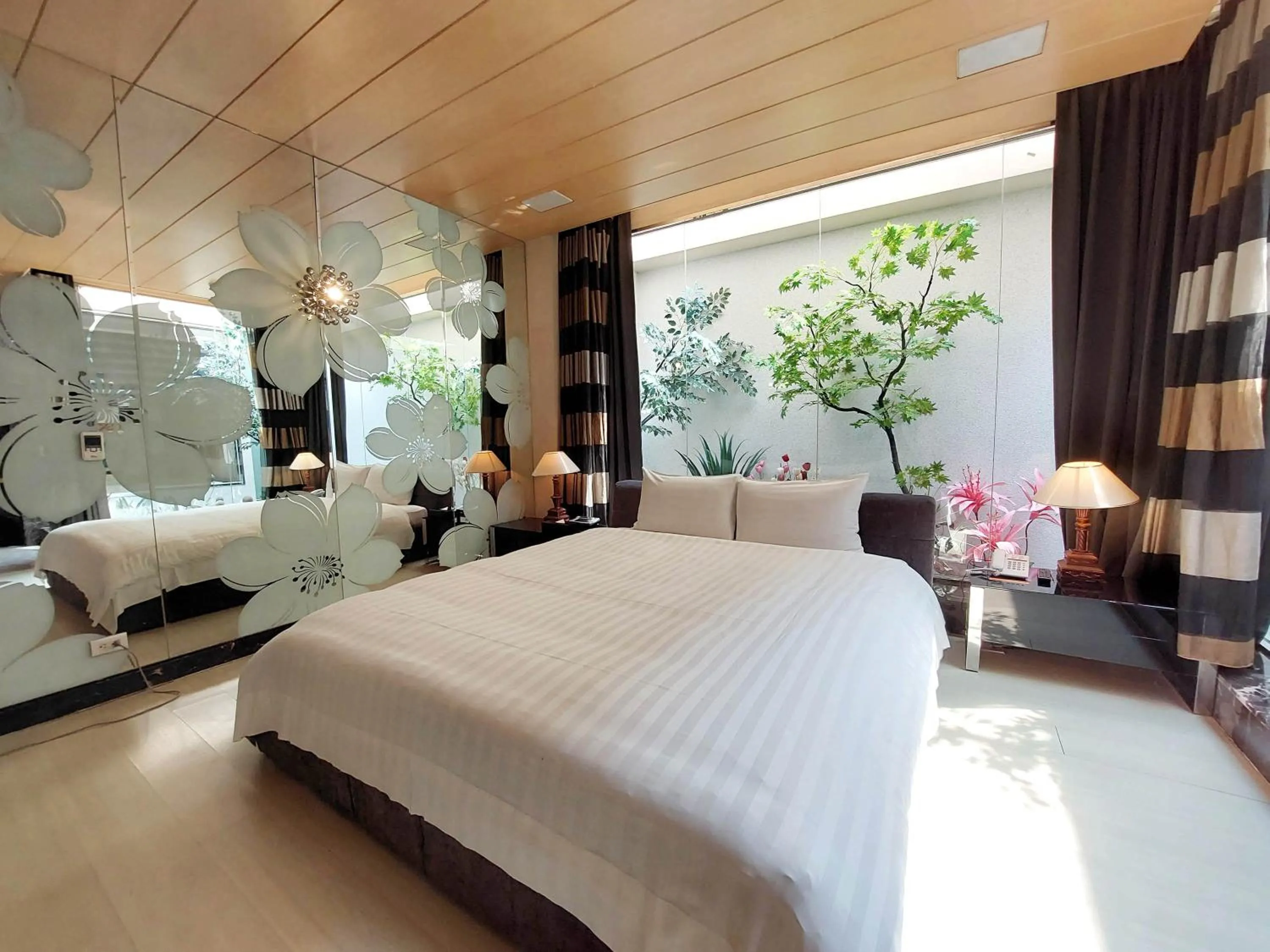 Bed in Elysees Motel