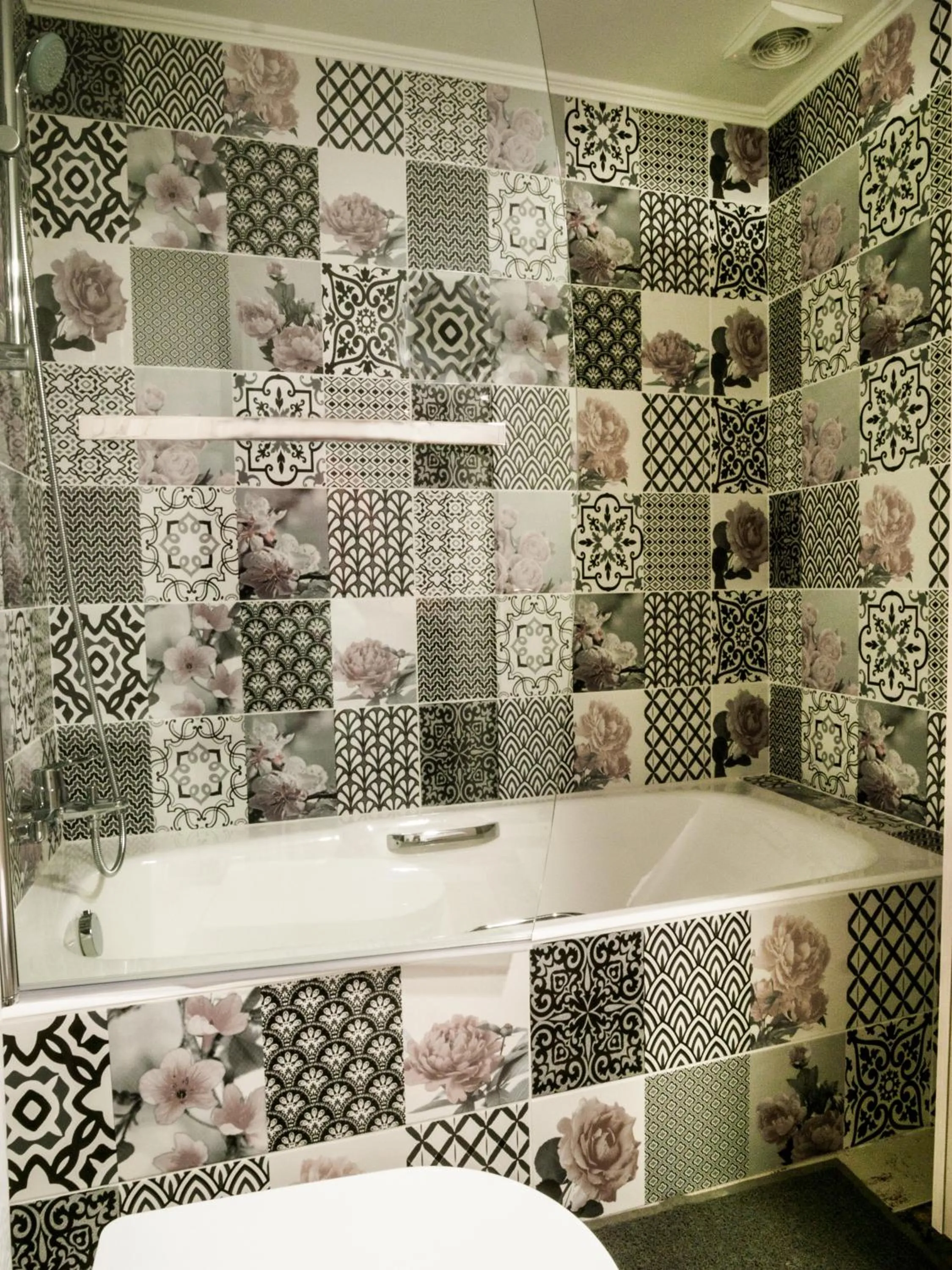 Bathroom in KasteliSuites