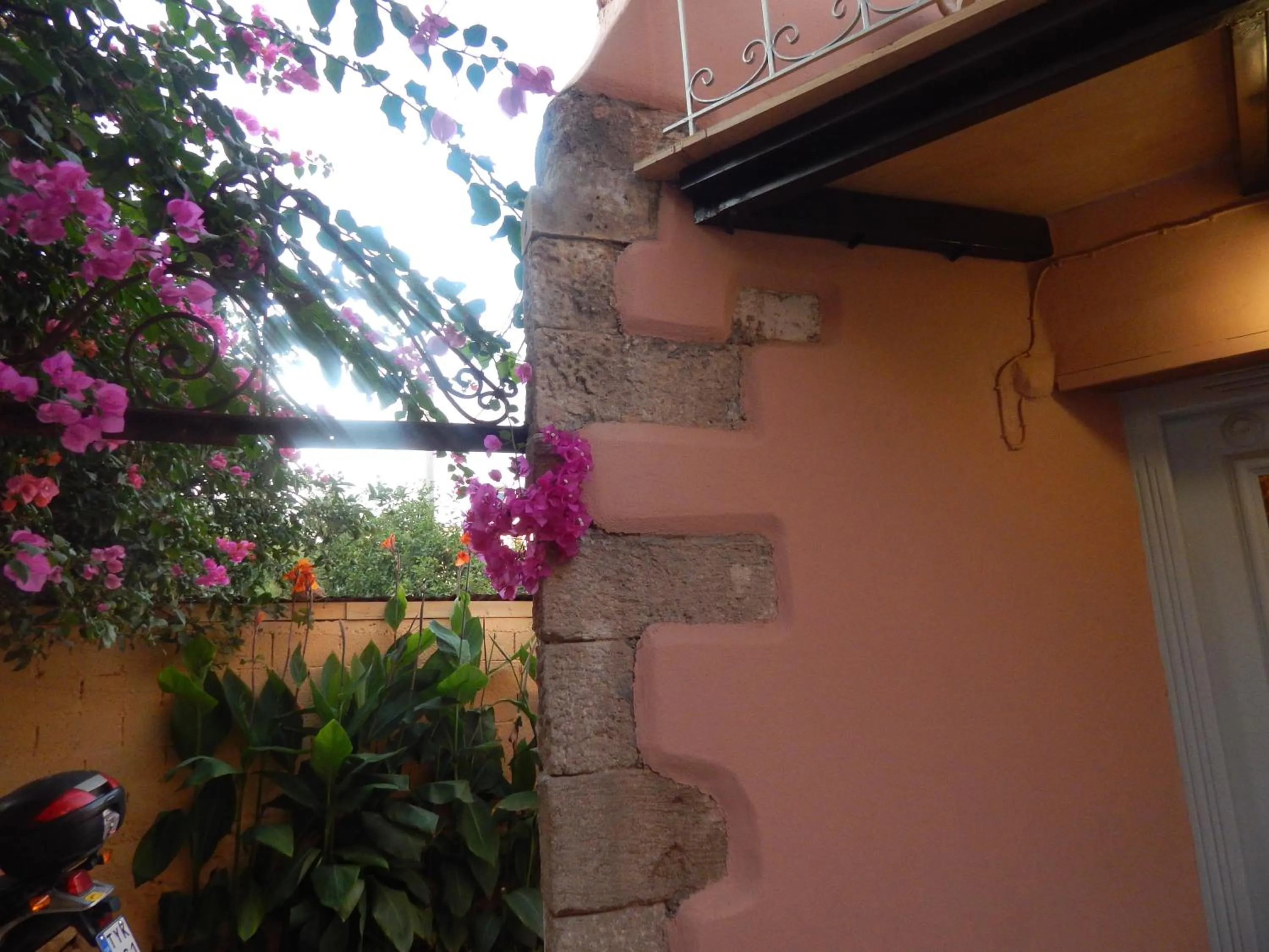 Facade/entrance in KasteliSuites