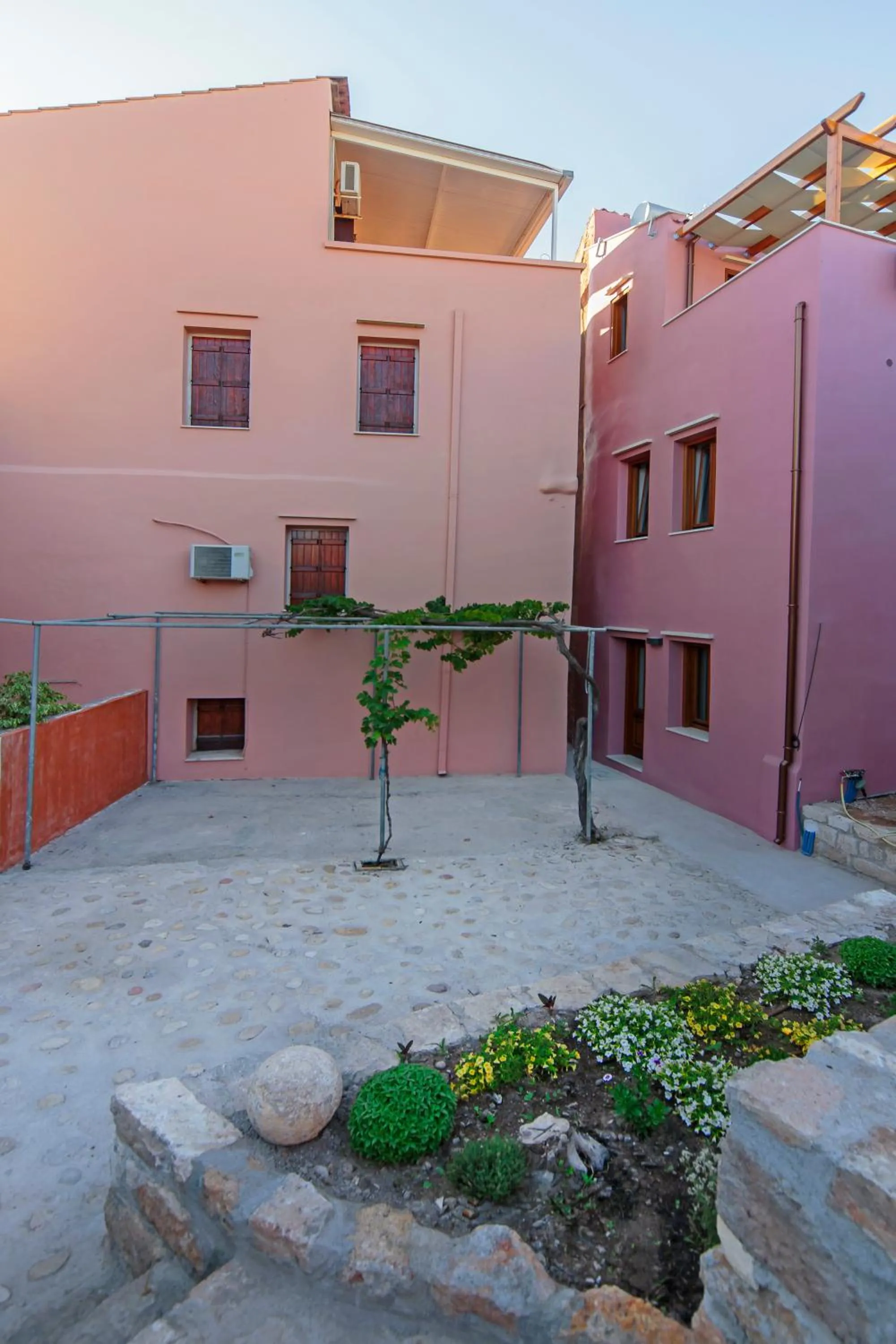 Garden in KasteliSuites