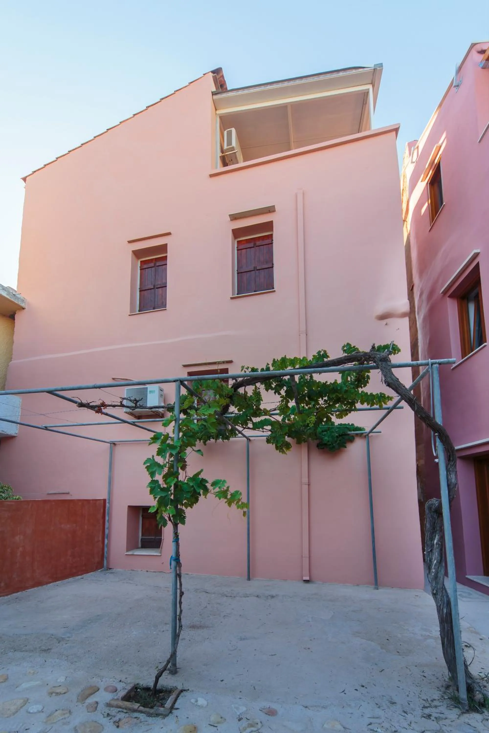 Garden in KasteliSuites