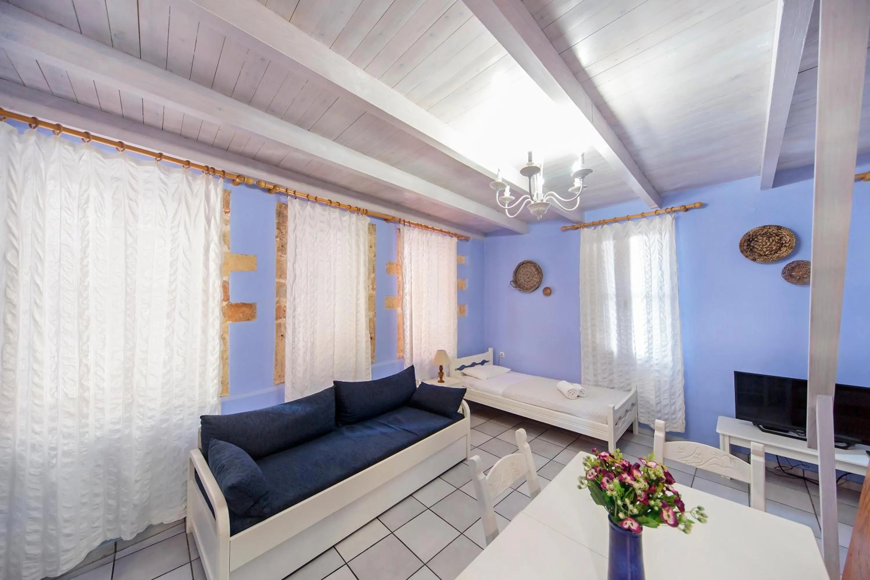 Dining area in KasteliSuites