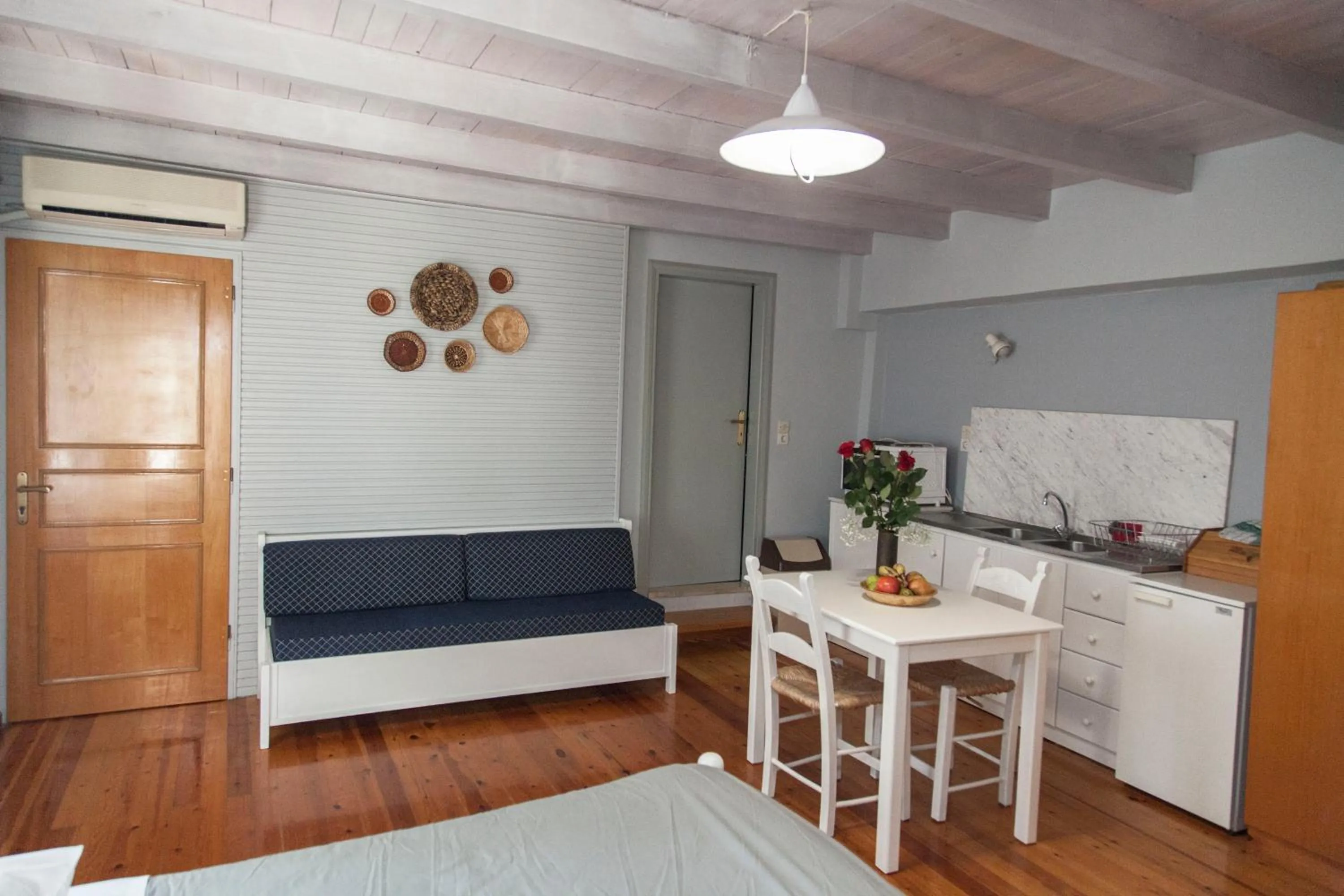 Dining area in KasteliSuites