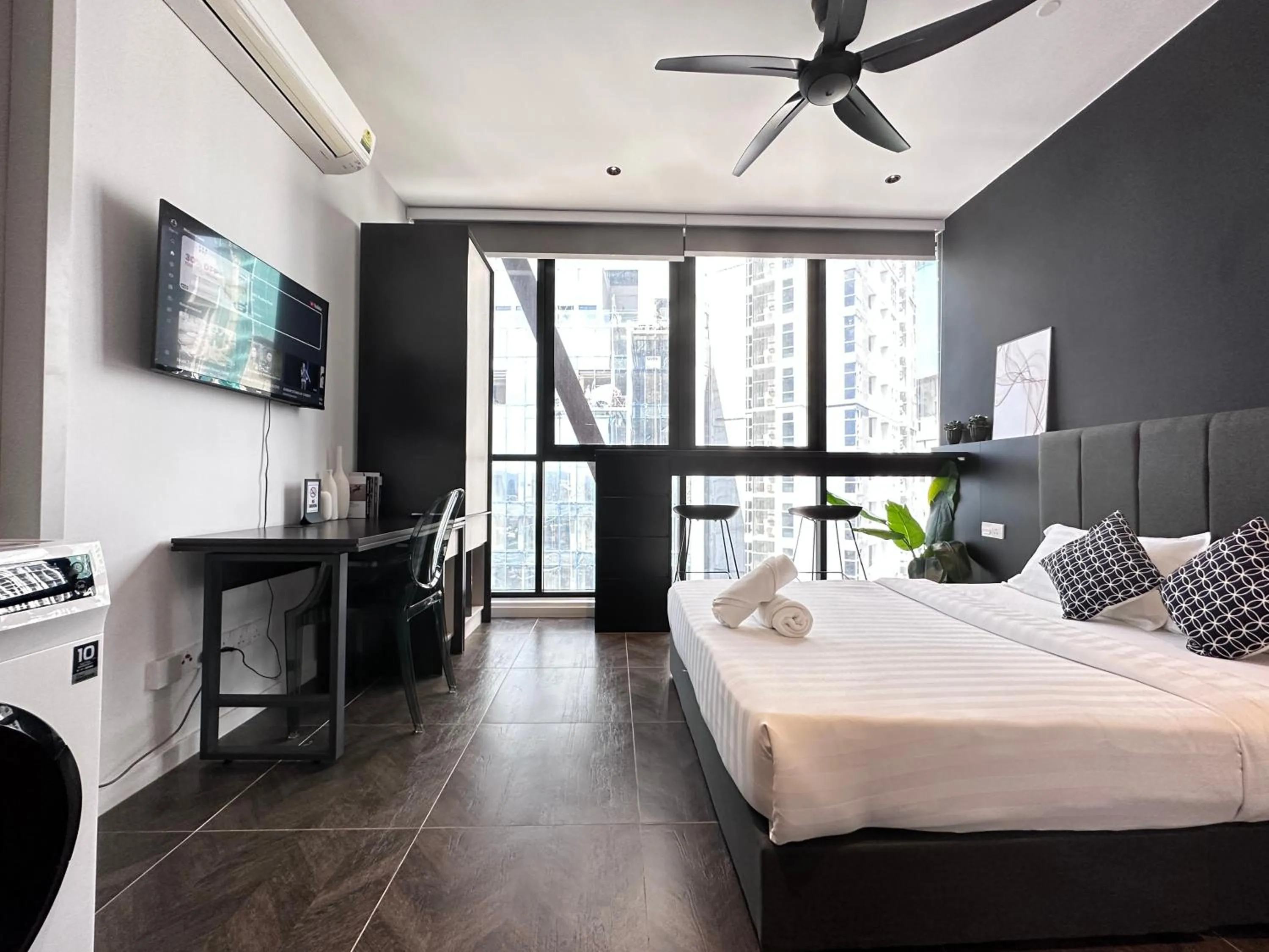 Communal lounge/ TV room in Scarletz Suites KLCC Twin Tower by Purple Orchid