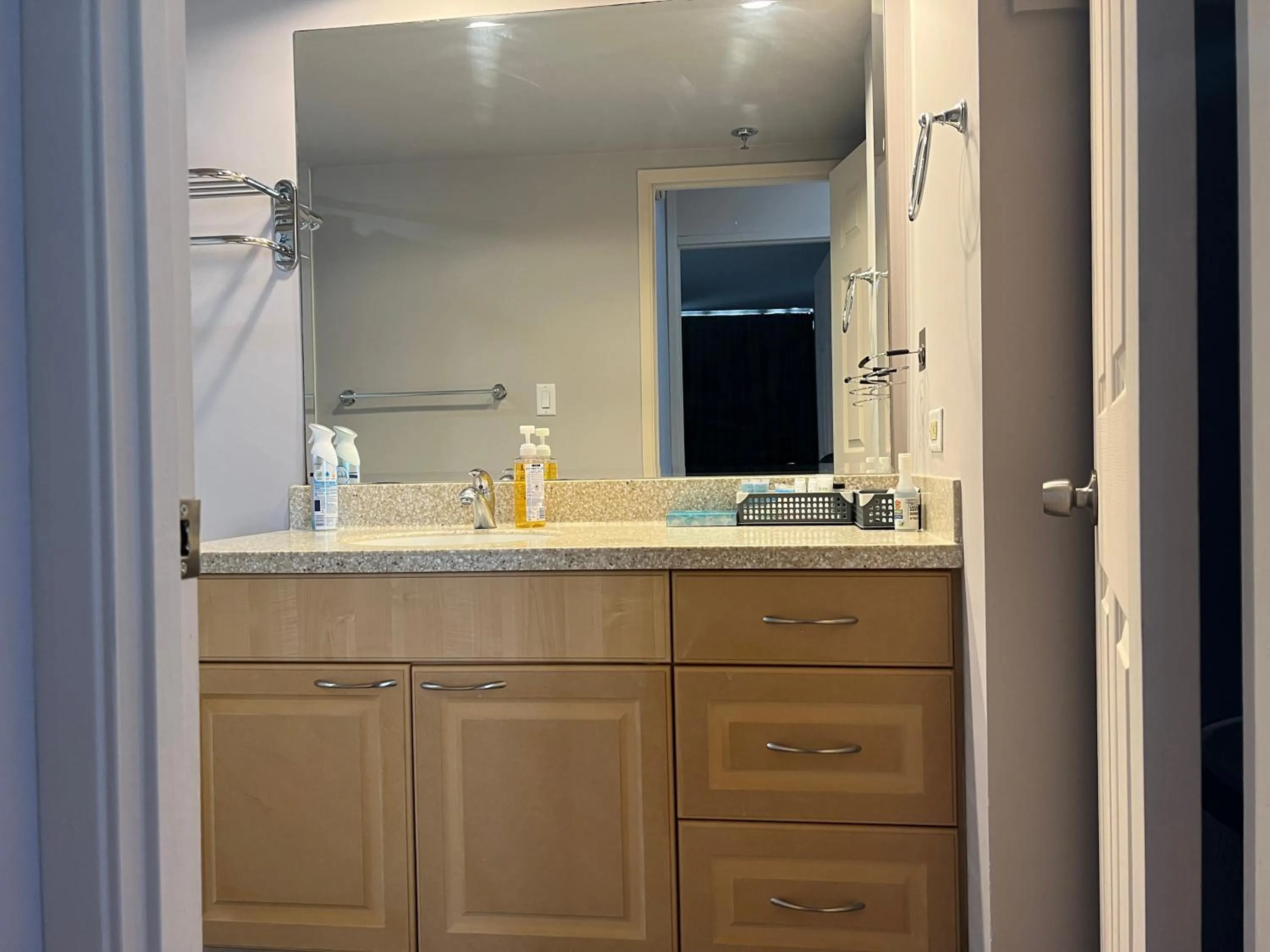 Bathroom in Waikiki Sunset Free Parking