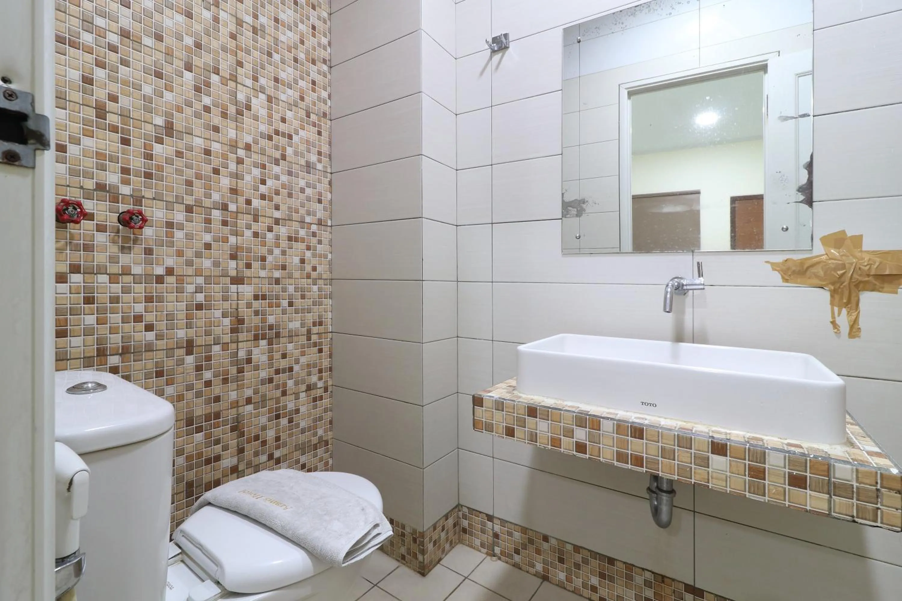 Bathroom in Aranis Hotel