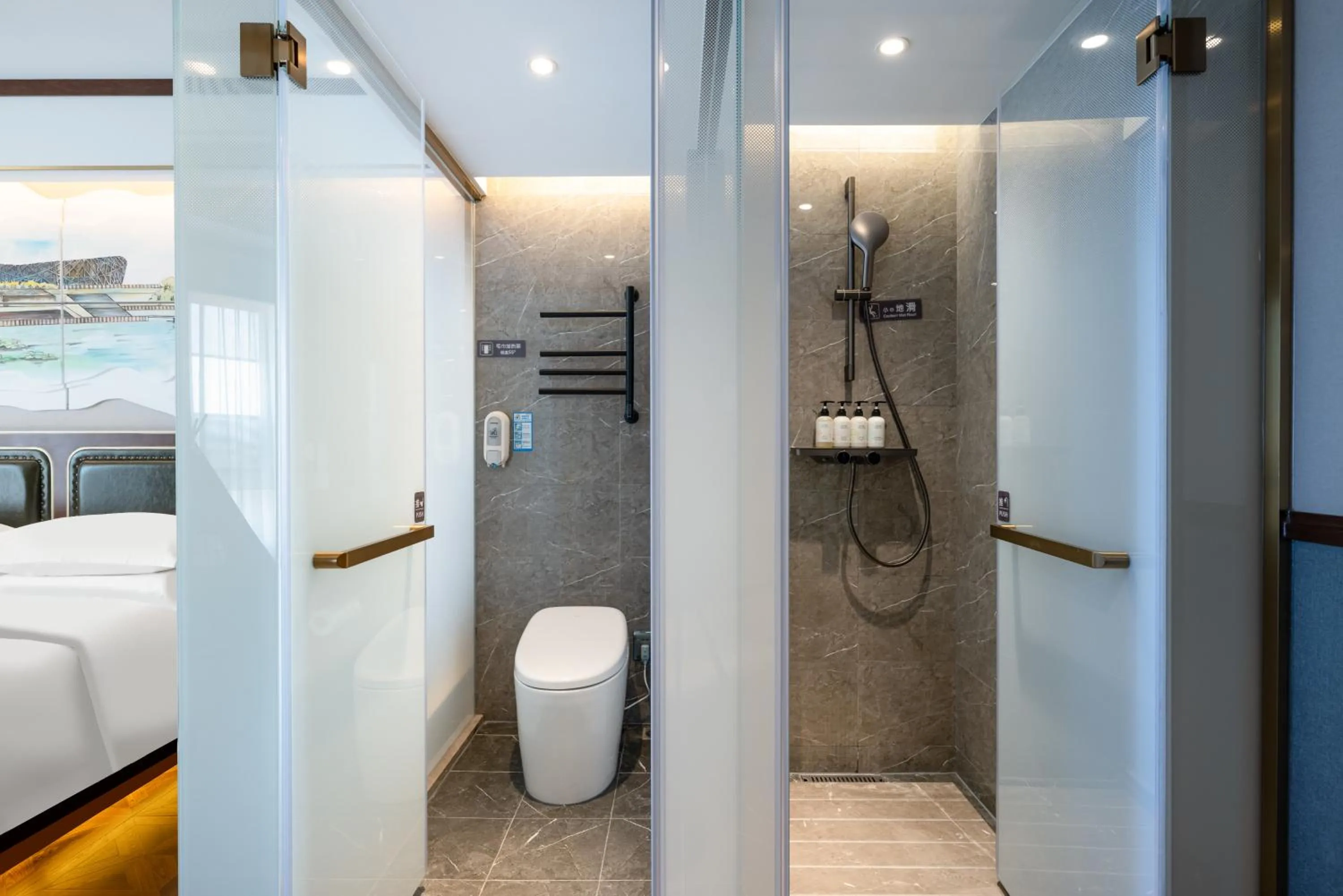 Shower in Nost algia S Hotel Beijing Liangxiang University Town