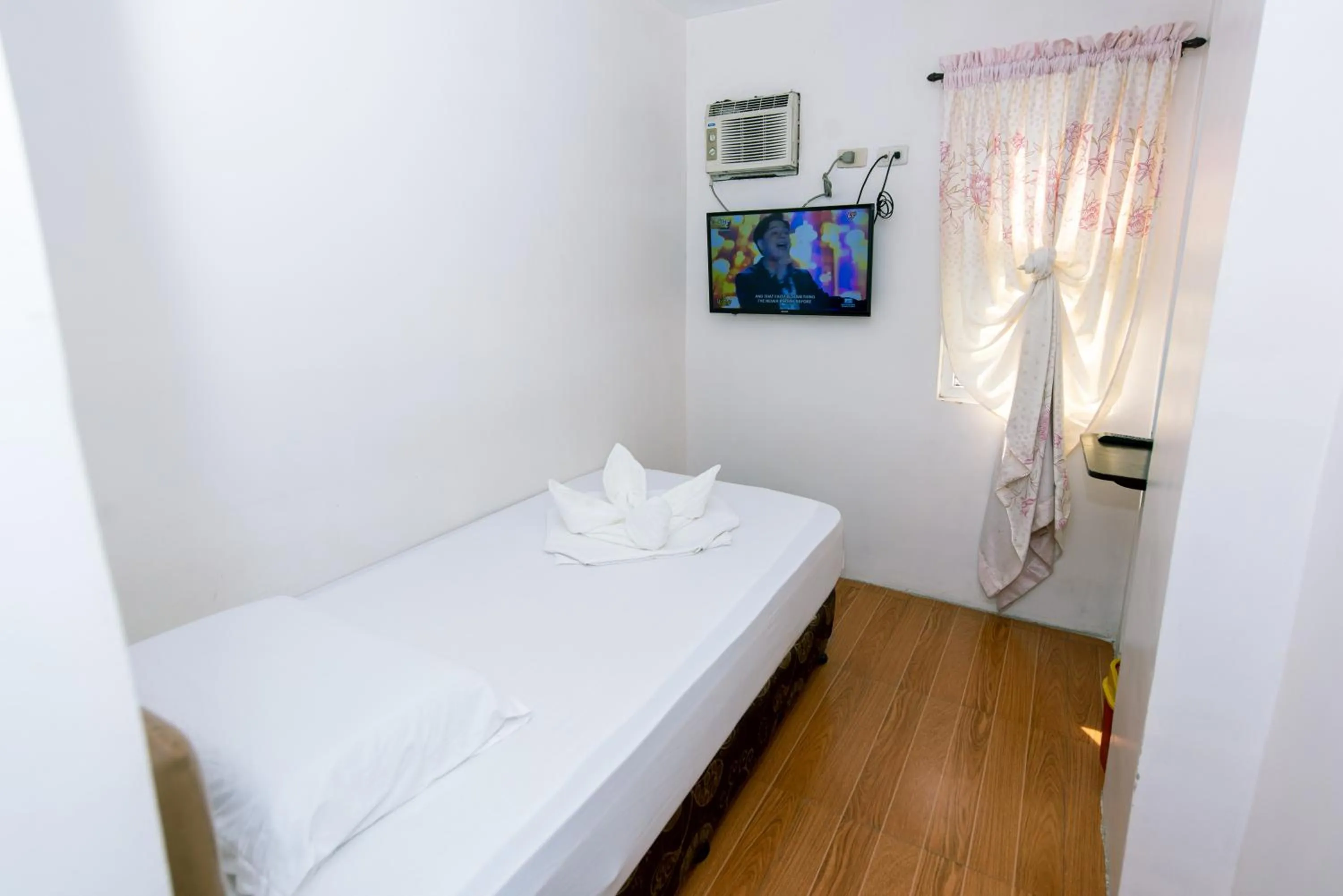 Bed in FB Budgetel Suites