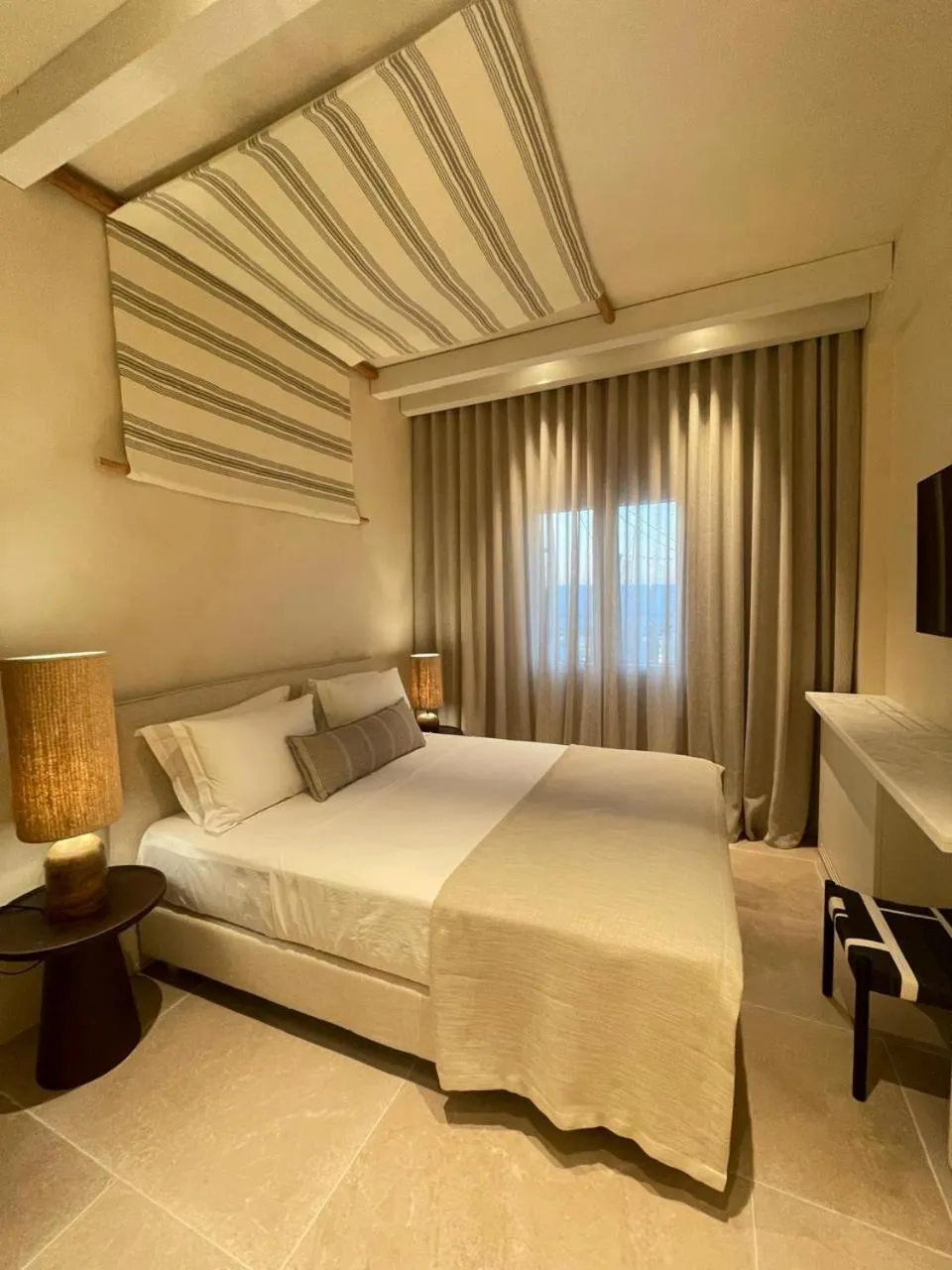 Bedroom, Bed in Atlantis Hotel