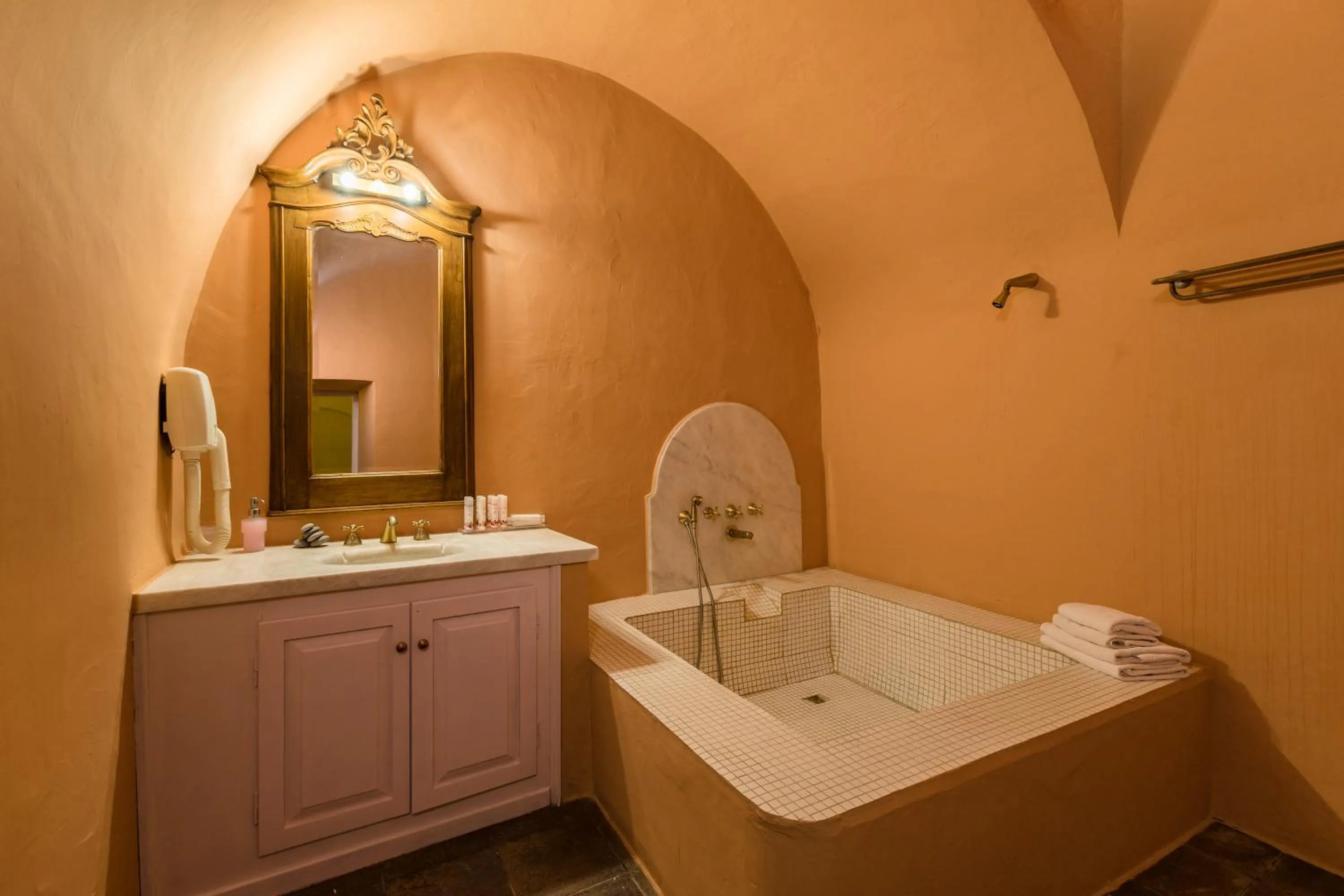 Bath in Zannos Melathron