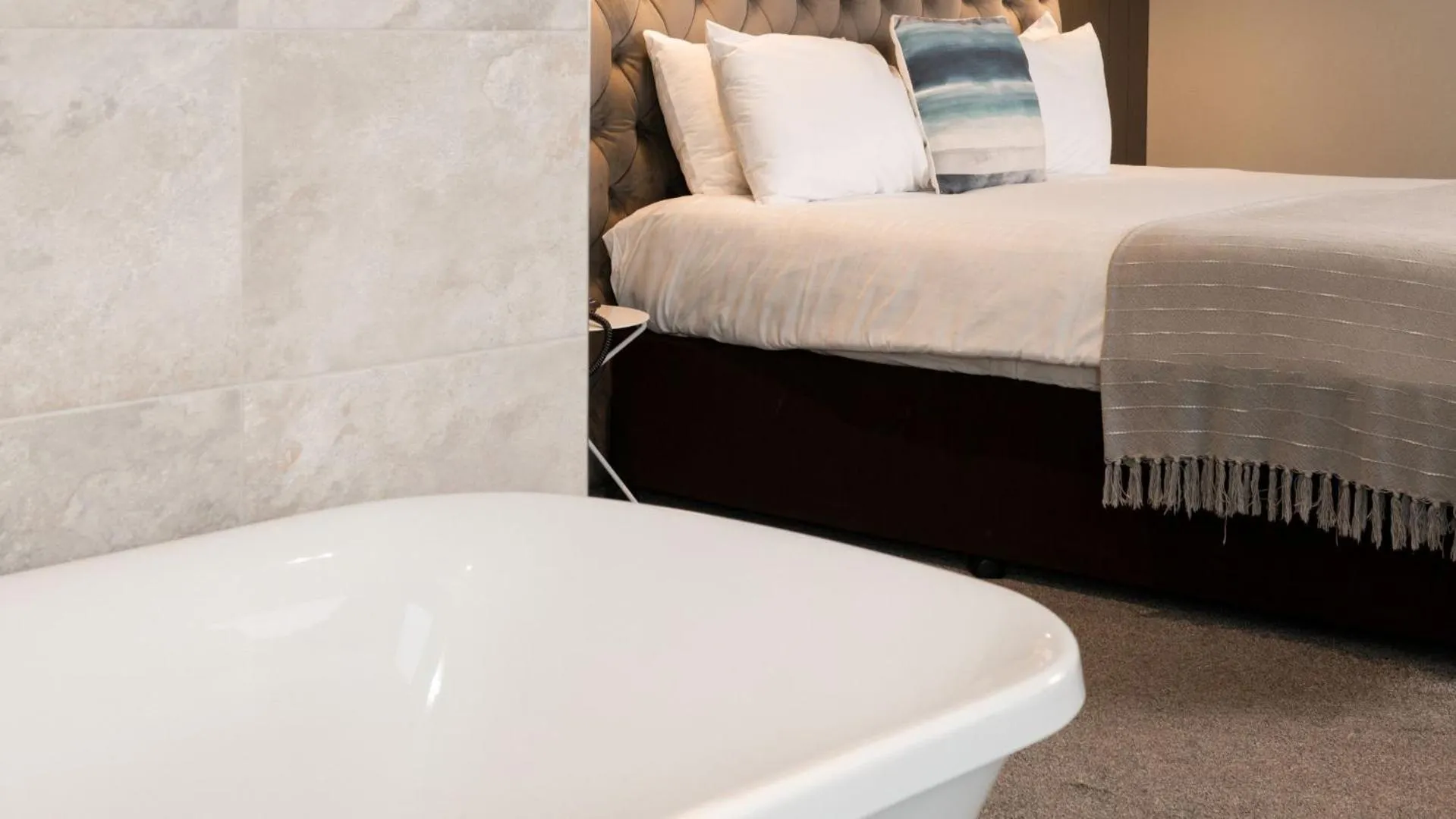 Bath, Bed in Marine Hotel Ballycastle