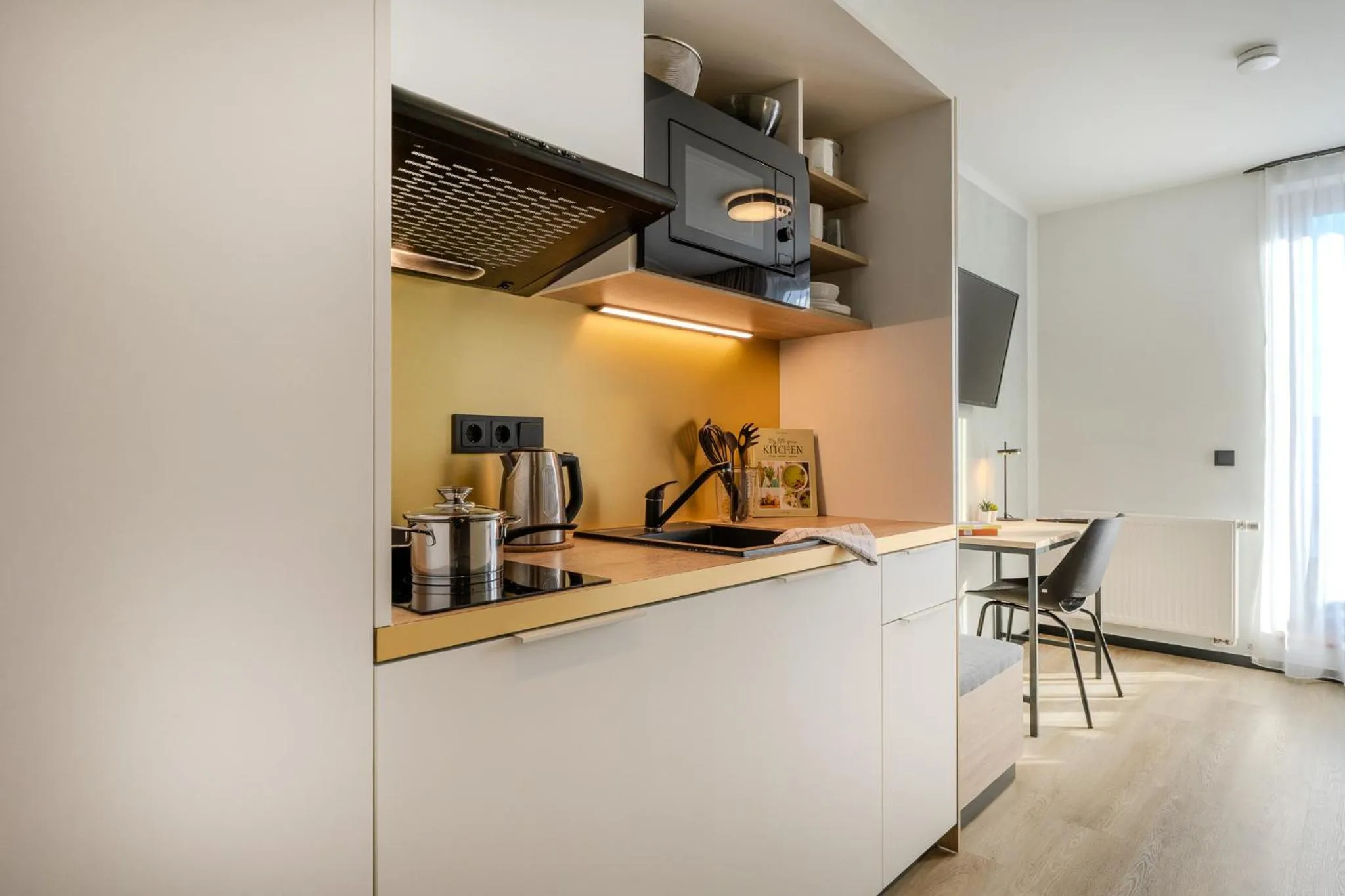 Kitchen or kitchenette in The Base Berlin ONE