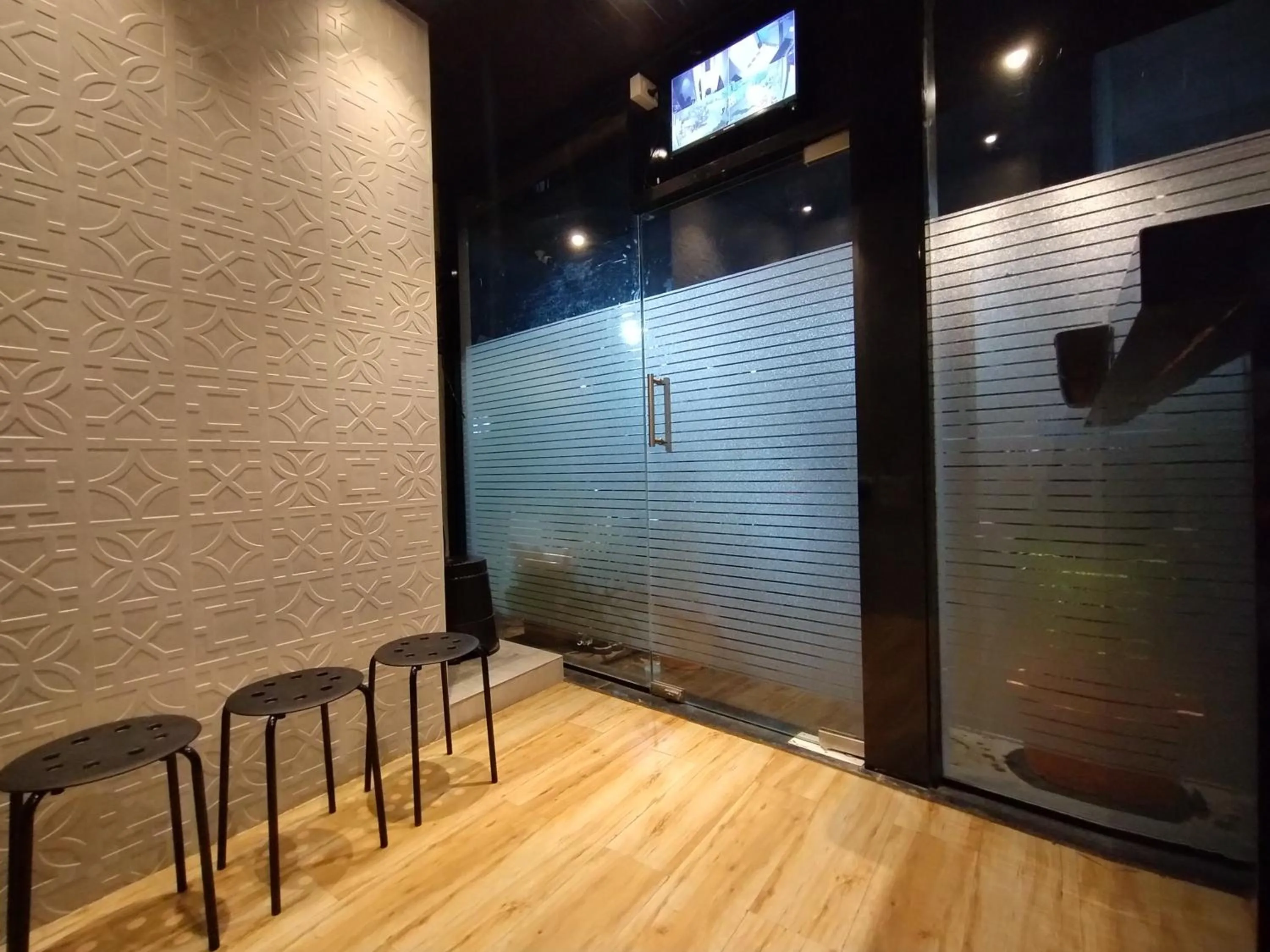 Hotel Eros - Nr Airport T2