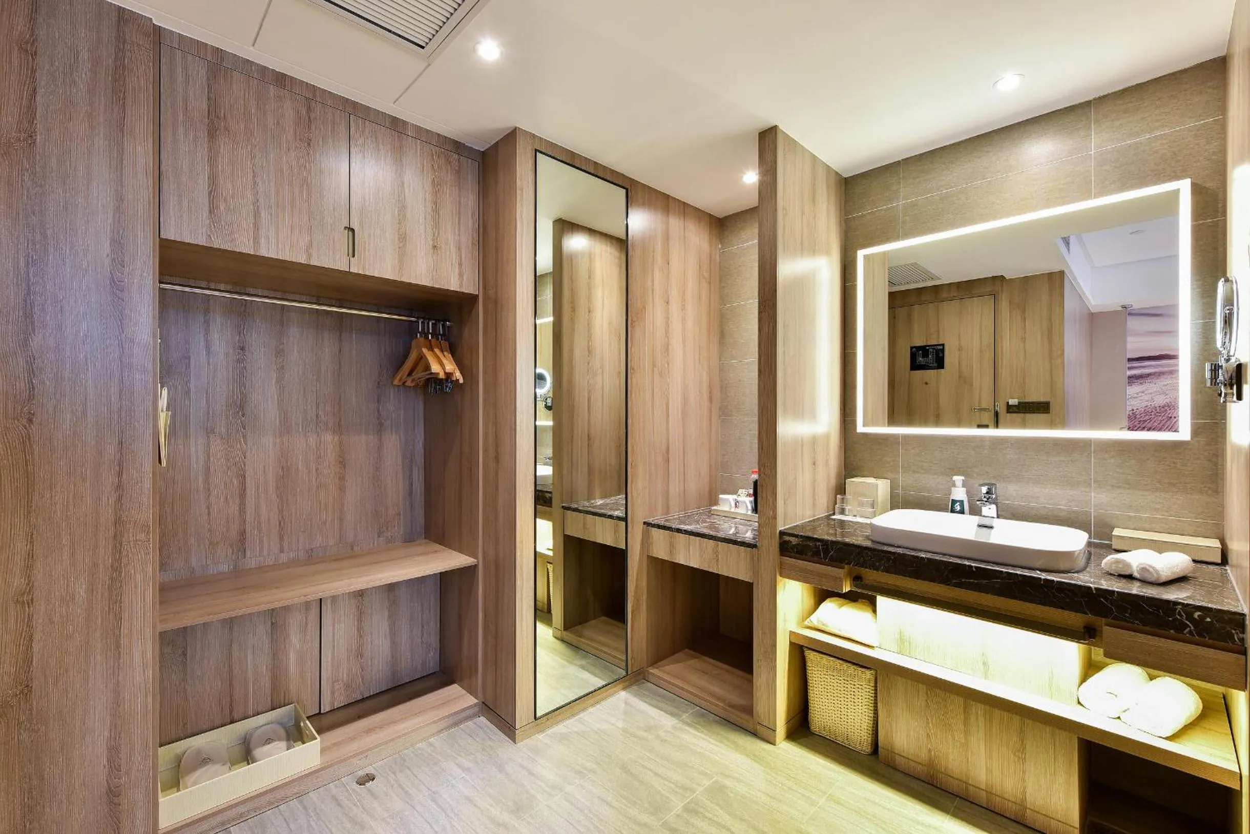 Atour Hotel Dalian Development Zone Jinma Road