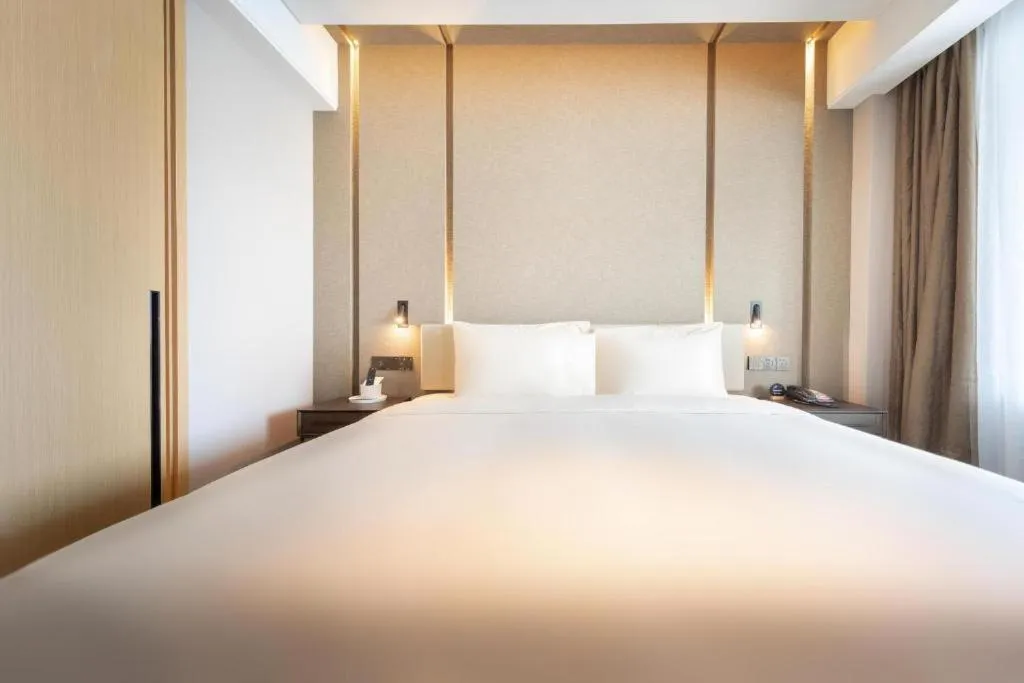 Photo of the whole room, Bed in Atour Hotel Shenzhen Baoan International Convention and Exhibition Center