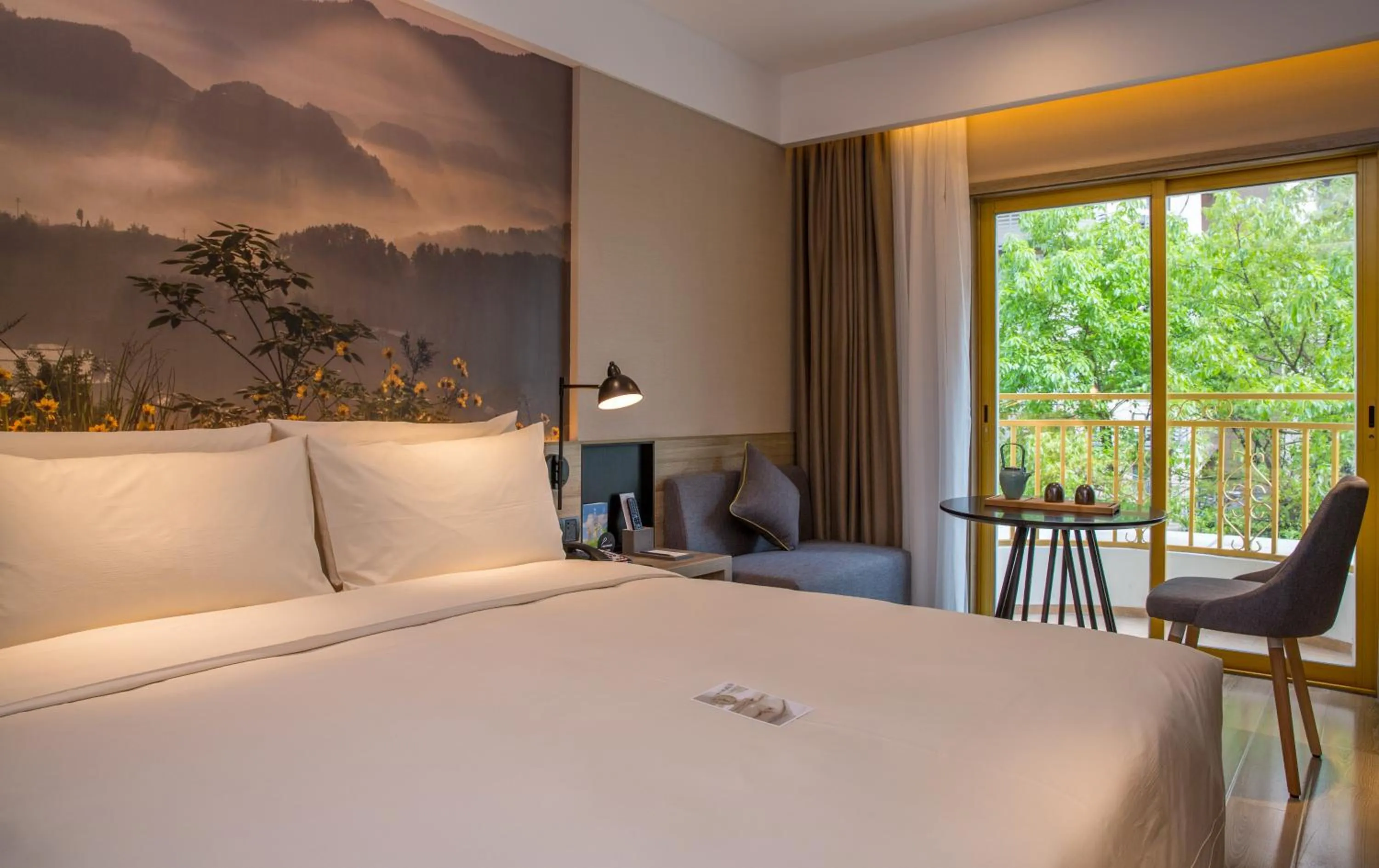 Seating area, Bed in Atour Hotel Chongqing Hongyadong Riverview