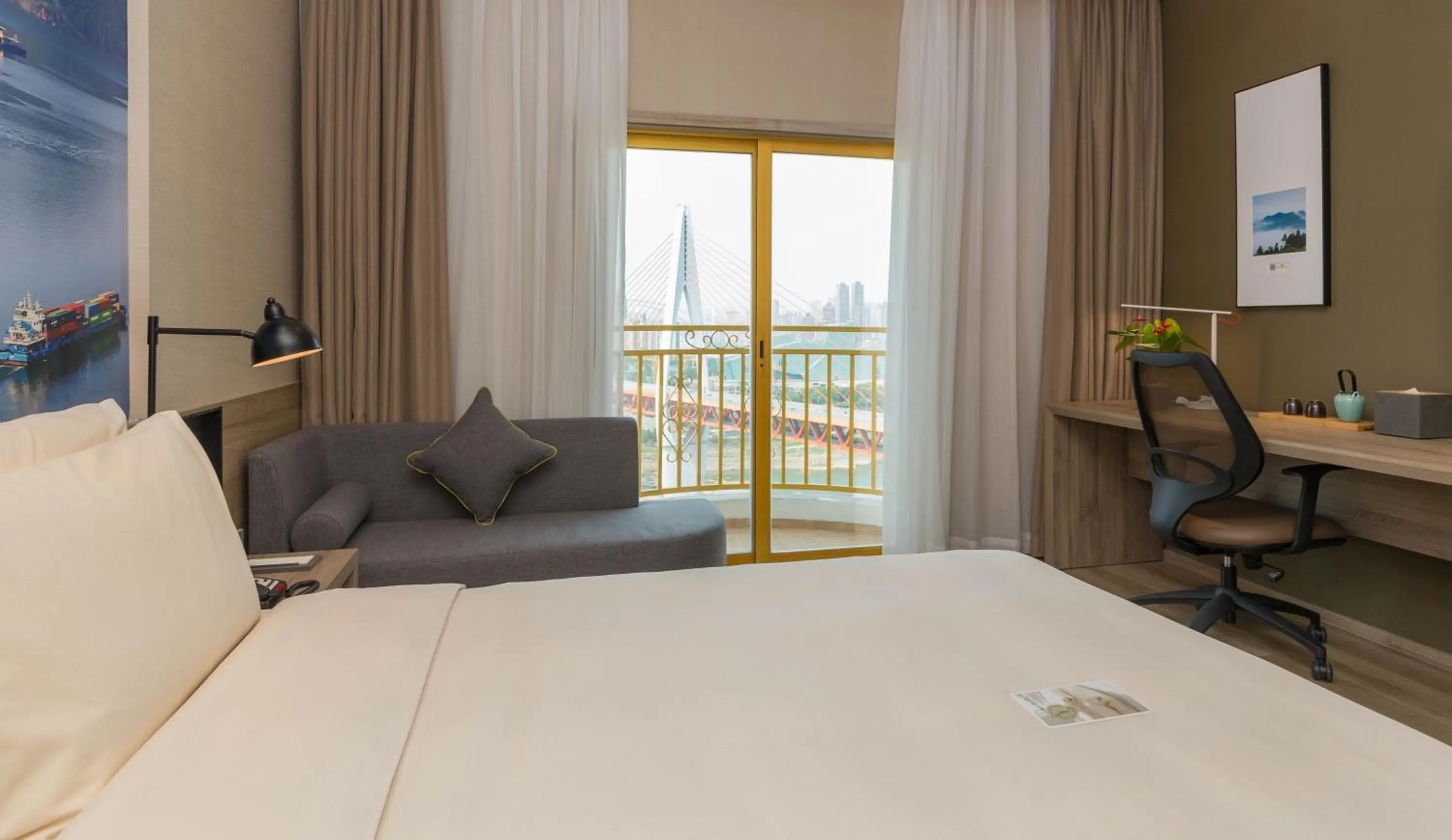 Bed in Atour Hotel Chongqing Hongyadong Riverview