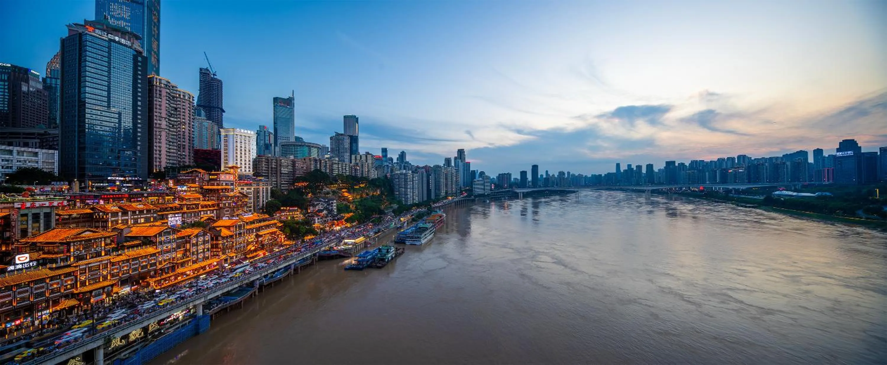 Property building in Atour Hotel Chongqing Hongyadong Riverview