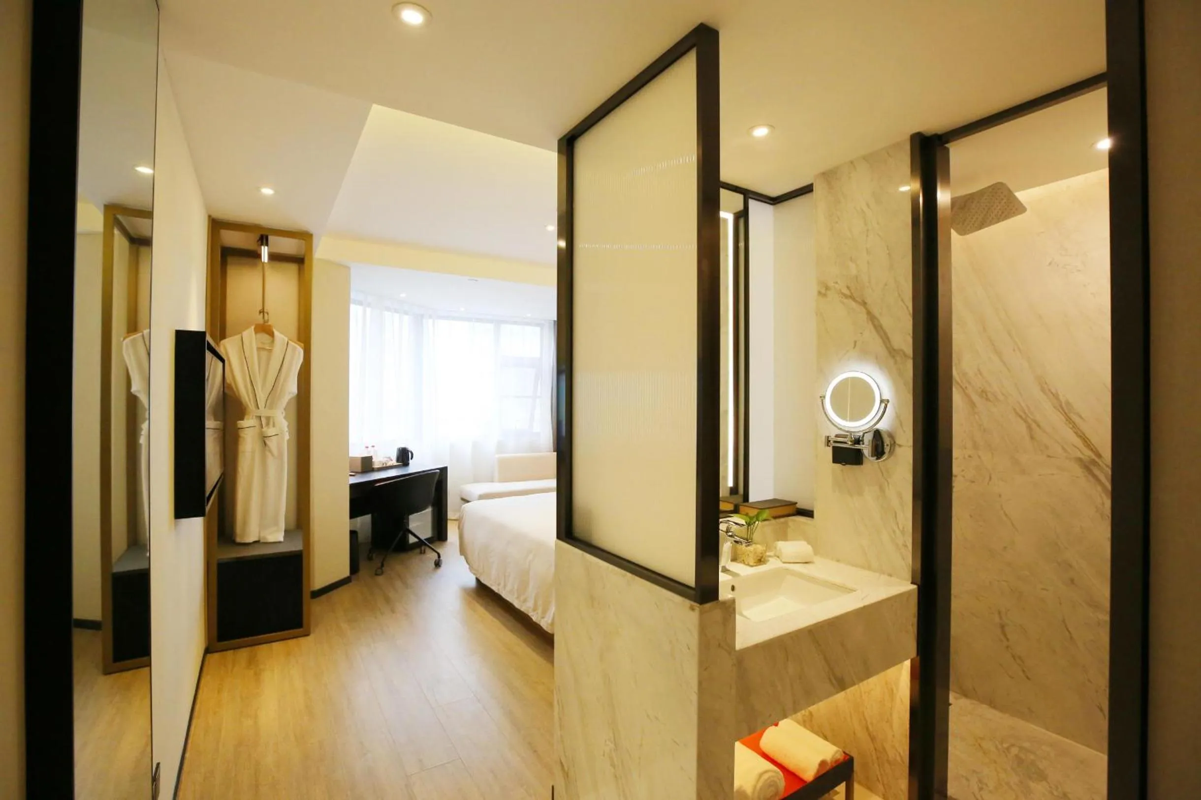 Photo of the whole room, Bed in Atour S Hotel Chengdu Taikoo Li